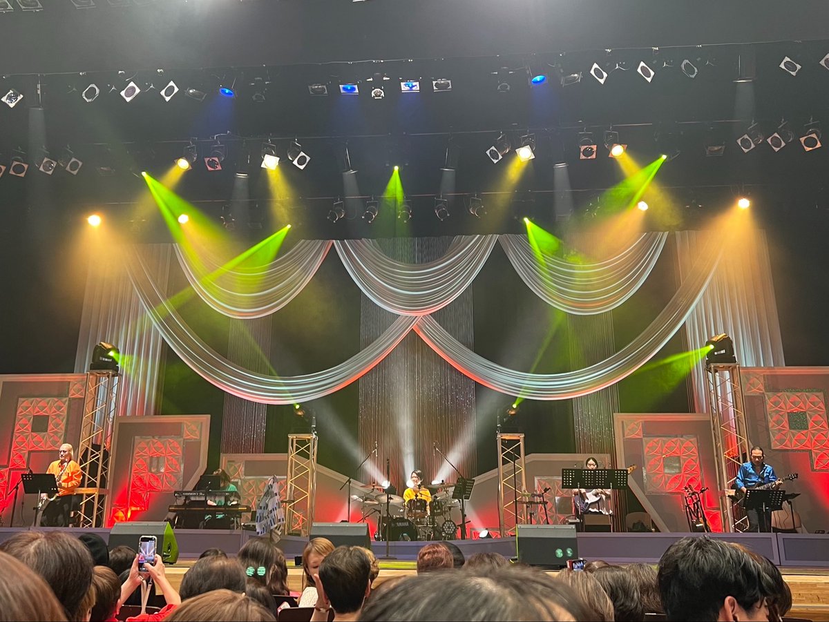 stlaugh's tweet photo. 純烈大感謝祭 ファンが選ぶベストヒットコンサート
29日(初日)昼夜参戦🕺🏻🕺🏽🕺🏼初めての通し席‼︎しかも母と妹夫妻と‼︎

すごく楽しかった✨

スペシャルMC帯金ゆかりさんも本当チャーミングな方で純烈との化学反応すごい🤭

また生バンドが圧巻‼︎ラウンドの時は生演奏にも聴き惚れた

#浅草公会堂 https://t.co/xyzHRCsTGi