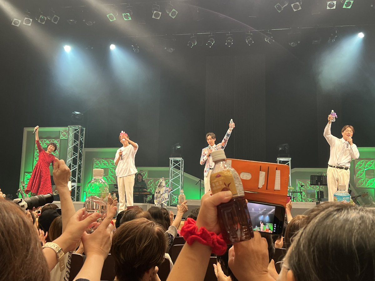 stlaugh's tweet photo. 純烈大感謝祭 ファンが選ぶベストヒットコンサート
29日(初日)昼夜参戦🕺🏻🕺🏽🕺🏼初めての通し席‼︎しかも母と妹夫妻と‼︎

すごく楽しかった✨

スペシャルMC帯金ゆかりさんも本当チャーミングな方で純烈との化学反応すごい🤭

また生バンドが圧巻‼︎ラウンドの時は生演奏にも聴き惚れた

#浅草公会堂 https://t.co/xyzHRCsTGi