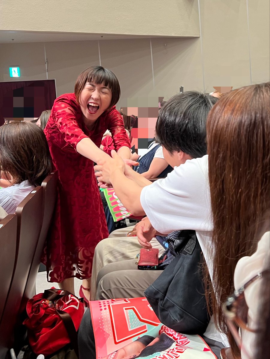 stlaugh's tweet photo. 純烈大感謝祭 ファンが選ぶベストヒットコンサート
29日(初日)昼夜参戦🕺🏻🕺🏽🕺🏼初めての通し席‼︎しかも母と妹夫妻と‼︎

すごく楽しかった✨

スペシャルMC帯金ゆかりさんも本当チャーミングな方で純烈との化学反応すごい🤭

また生バンドが圧巻‼︎ラウンドの時は生演奏にも聴き惚れた

#浅草公会堂 https://t.co/xyzHRCsTGi