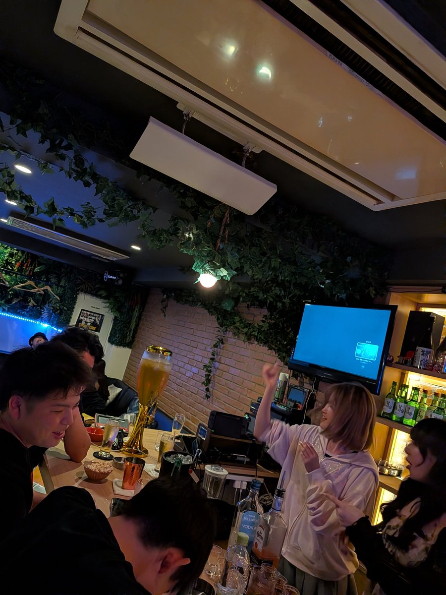 t_4sk's tweet photo. 梅田で滋賀くん発見！
これは楽しまなきゃ！ https://t.co/HxwxOtKbX6