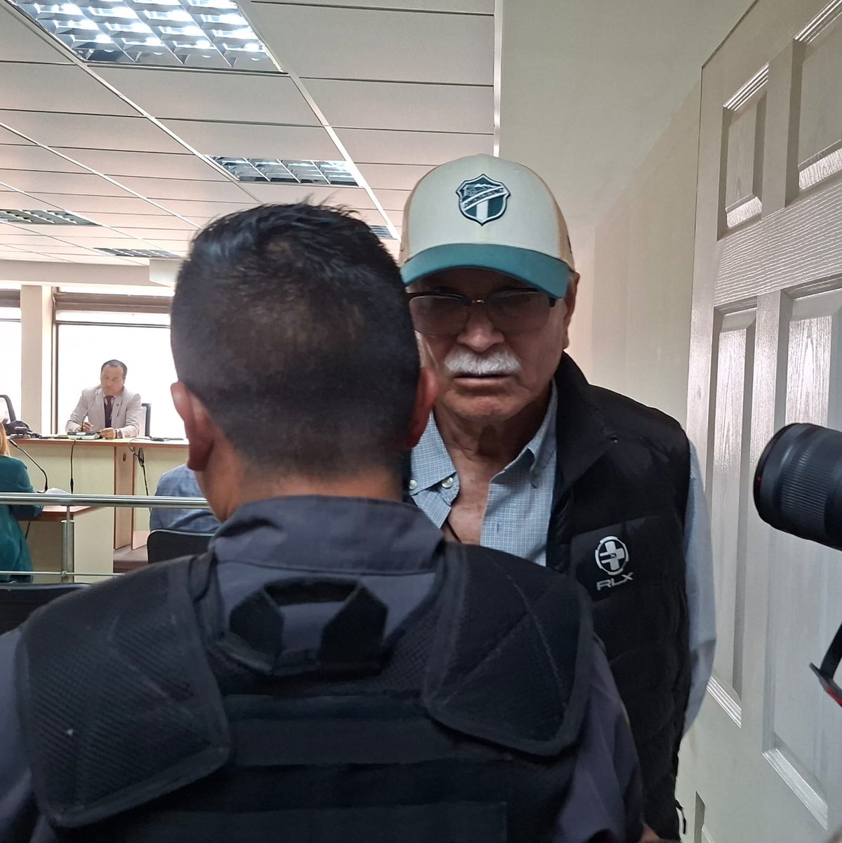 sonora969's tweet photo. El tribunal noveno de sentencia penal, programo para este jueves la audiencia de revisión de medidas a favor de Carlos Ovidio Acevedo Navas. 

La defensa ya habia realizado esta solicitud anteriormente bajo el argumento que Acevedo Navas, corre peligro al guardar prisión preventiva, no obstante, un informe del Sistema Penitenciario, afirma que el procesado no corre ningún riesgo en el centro preventivo de la zona 18. Asimismo han intentado revertir su prisión preventiva argumentando edad y estado de salud, dichas solicitudes han sido rechazadas.

Vía: Allan Cifuentes