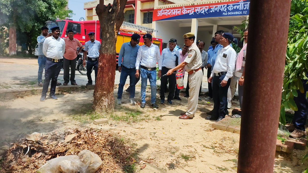 kannaujfire's tweet photo. Cfo कन्नौज महोदय के निर्देशन में फायर स्टेशन सदर कन्नौज पर सिविल डिफेन्स कर्मियों को अग्नि से बचाव व रोकथाम के सम्बन्ध में प्रशिक्षण दिया गया।
@fireserviceup https://t.co/UrGycUSJhd