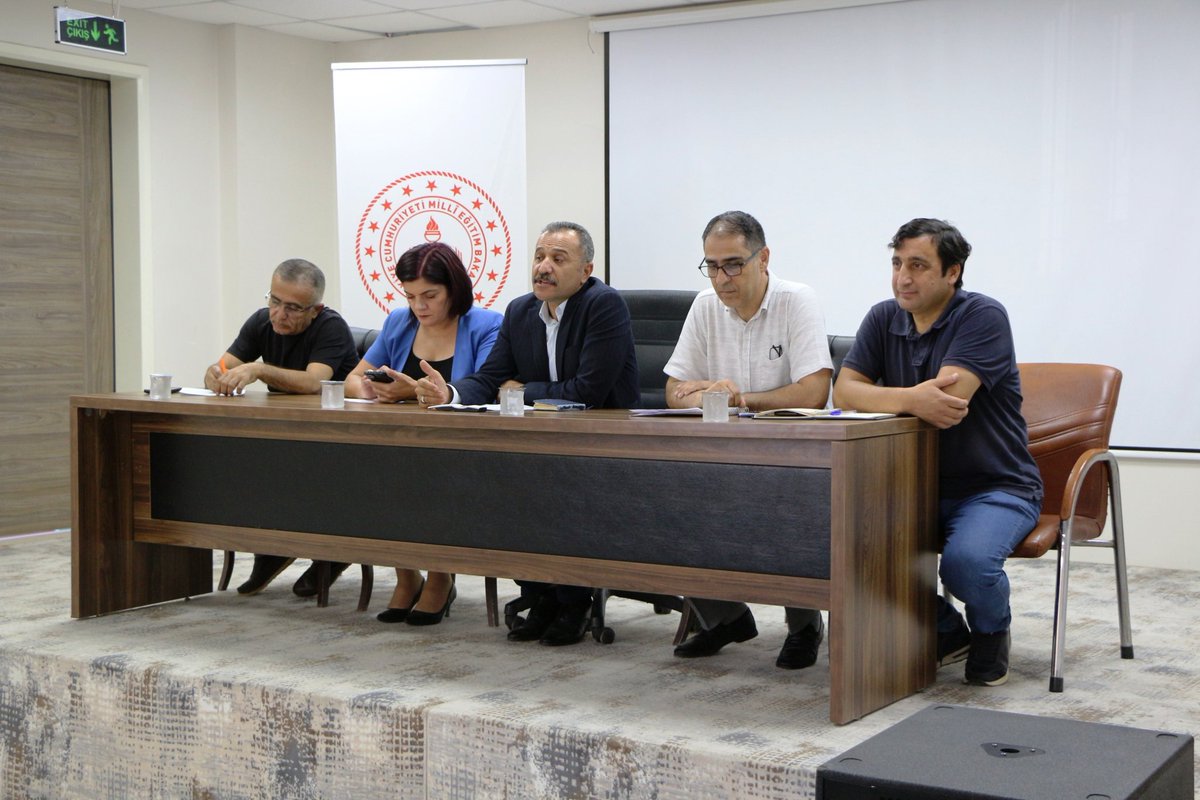 kiziltepemem47's tweet photo. İlçe Milli Eğitim Müdürümüz Sayın Mahmut Akan başkanlığında, şube müdürlerimiz ve ilkokul müdürlerimizin katılımıyla sene sonu değerlendirme toplantısı gerçekleştirildi.

Toplantıda; yıl boyunca yapılan çalışmalar, öğrencilerimizin okuma-yazma durumları ve okullarımızdaki eğitim-öğretim faaliyetleri masaya yatırıldı. 📚✏️

@tcmeb 
@Yusuf__Tekin 
@tuncay_akkoyun
@abdullahsahinn  
@ali_eyyupkoca 
@mardinilmem
@makan47