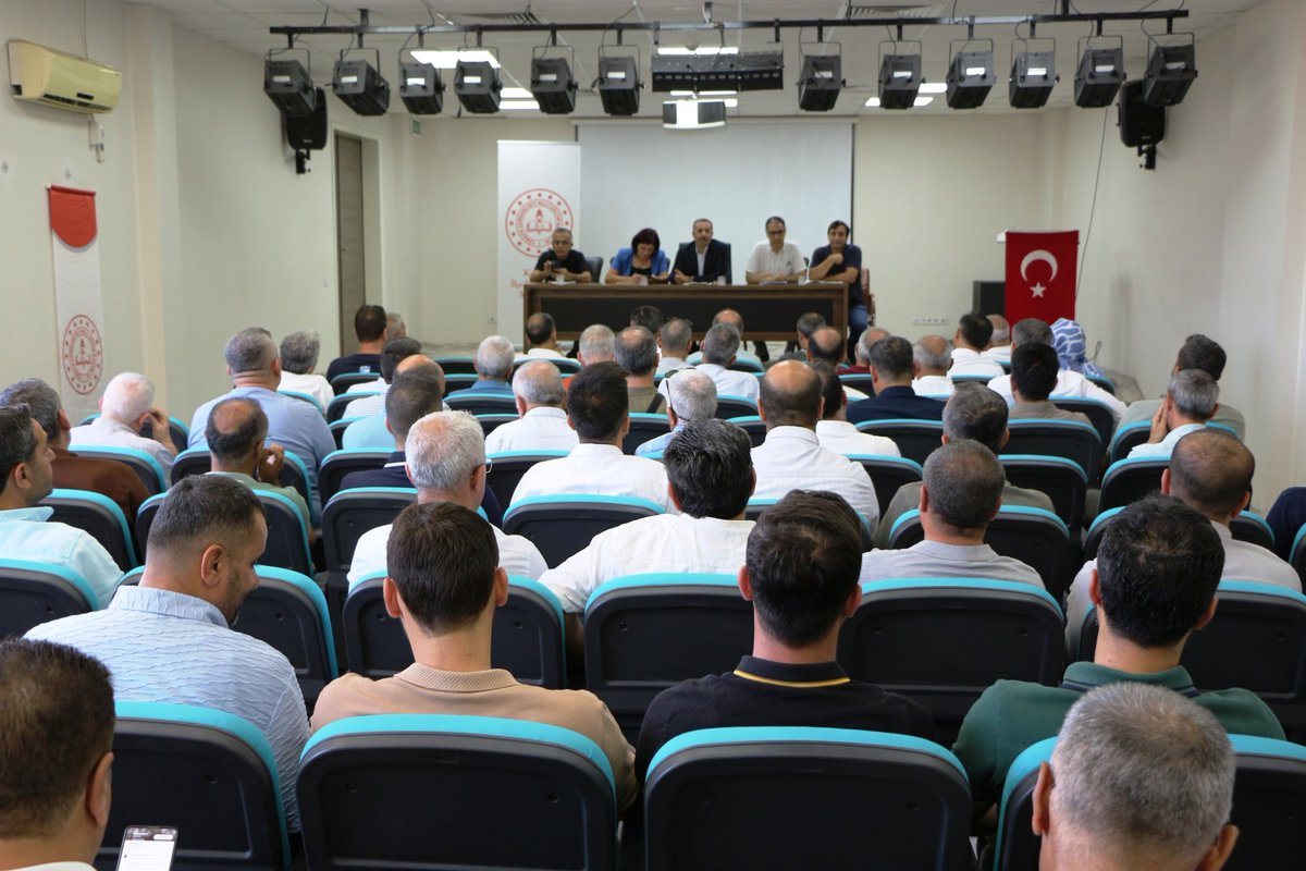 kiziltepemem47's tweet photo. İlçe Milli Eğitim Müdürümüz Sayın Mahmut Akan başkanlığında, şube müdürlerimiz ve ilkokul müdürlerimizin katılımıyla sene sonu değerlendirme toplantısı gerçekleştirildi.

Toplantıda; yıl boyunca yapılan çalışmalar, öğrencilerimizin okuma-yazma durumları ve okullarımızdaki eğitim-öğretim faaliyetleri masaya yatırıldı. 📚✏️

@tcmeb 
@Yusuf__Tekin 
@tuncay_akkoyun
@abdullahsahinn  
@ali_eyyupkoca 
@mardinilmem
@makan47