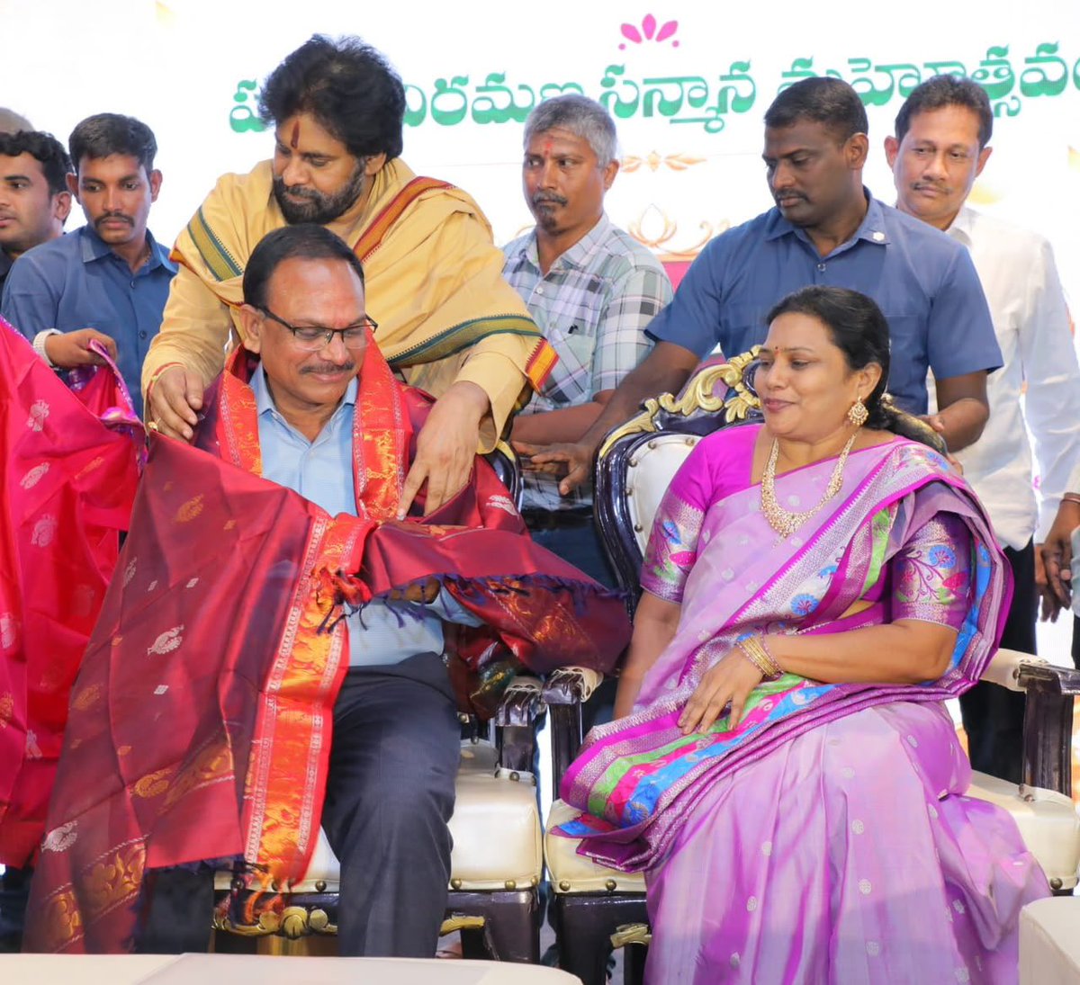 APDeputyCMO's tweet photo. ప్రజల కష్టాలు తీర్చే పవర్‌ హౌస్‌లా పంచాయతీరాజ్ వ్యవస్థ మారాలి

•గత ప్రభుత్వ విజన్ లేని పాలన వల్లే పంచాయతీలు దెబ్బ తిన్నాయి 
•గత రెండేళ్లలో గ్రామ పంచాయతీల ఖాతాల్లోకి నేరుగా రూ.4,200 కోట్లు బదిలీ 
•వ్యవస్థలు బలంగా నడవాలంటే ఉద్యోగుల పాత్రే కీలకం
•ప్రజల కోసం మీరు ఒక అడుగు వేస్తే... మీ కోసం నేను వంద అడుగులు వేస్తా
•మనం చేసే ప్రతి పనిలో పారదర్శకత ఉండాలి 
• ⁠శ్రీ వెంకట కృష్ణ గారి లాంటి అధికారుల వల్లే ప్రభుత్వ వ్యవస్థలపై ప్రజలకు నమ్మకం పెరుగుతుంది
•పంచాయతీరాజ్ వ్యవస్థలో ఆయన ఎన్నో సంస్కరణలు  తీసుకువచ్చారు 
•ప్రభుత్వ అదనపు కార్యదర్శి శ్రీ కె. వెంకటకృష్ణ గారి పదవీ విరమణ కార్యక్రమంలో ఉప ముఖ్యమంత్రివర్యులు శ్రీ @PawanKalyan గారు 

‘పంచాయతీరాజ్ వ్యవస్థ కేవలం పిటీషన్లు తీసుకొని వాటిని పైకి నెట్టేసే వ్యవస్థలా కాకుండా... ప్రజల కష్టాలు తీర్చే పవర్‌హౌస్ లా మారాలని ఉప ముఖ్యమంత్రి, పంచాయతీరాజ్, గ్రామీణాభివృద్ధి శాఖ మంత్రి శ్రీ పవన్ కళ్యాణ్ గారు పిలుపునిచ్చారు. గత ప్రభుత్వ హయాంలో సరైన ప్రణాళికలు, విజన్ లేకపోవడం వల్లే గ్రామ పంచాయతీలు తమ పూర్తి సామర్థ్యాన్ని కోల్పోయి నిర్వీర్యమయ్యాయని,  స్థానిక సంస్థల నిధులను దారి మళ్లించడం, గ్రామ సభలను నిర్లక్ష్యం చేయడం వల్ల గ్రామీణ స్వపరిపాలన వ్యవస్థ తీవ్రంగా దెబ్బతిందని ఆవేదన వ్యక్తం చేశారు. ఈ లోపాలను సరిదిద్ది, ప్రస్తుత కూటమి ప్రభుత్వం గ్రామ పంచాయతీలను మళ్లీ పూర్వవైభవానికి తీసుకురావడానికి గట్టి పట్టుదలతో పని చేస్తుందని స్పష్టం చేశారు. గడిచిన రెండేళ్ల కాలంలో రూ.4200 కోట్ల నిధులను నేరుగా గ్రామ పంచాయతీల ఖాతాలకు బదిలీ చేశామని తెలిపారు. మంగళవారం రాత్రి ప్రభుత్వ అదనపు కార్యదర్శి, ఉప ముఖ్యమంత్రి గారి ఒ.ఎస్.డి. శ్రీ కఠారి వెంకటకృష్ణ గారి పదవీ విరమణ కార్యక్రమంలో  పాల్గొన్నారు. 

ఈ సందర్భంగా శ్రీ పవన్ కళ్యాణ్ గారు మాట్లాడుతూ... “పాలనాపరంగా నాకు పెద్దగా అనుభవం లేకపోయినా, 2 లక్షల మంది ఉద్యోగులతో కూడిన పంచాయతీరాజ్ వ్యవస్థను ఇంత విజయవంతంగా నిర్వహించడానికి శ్రీ వెంకట కృష్ణ గారే కారణం. ఆయన దగ్గర ఒక విద్యార్థిలా మారి ఎన్నో పాఠాలు నేర్చుకున్నాను. 36 ఏళ్ల సుదీర్ఘ సర్వీసులో ఆయనపై చిన్నపాటి మరక కూడా లేదు. పంచాయతీరాజ్ వ్యవస్థలో ఆయన ఎన్నో సంస్కరణలు  తీసుకువచ్చారు. అలాంటి వ్యక్తి రిటైర్ అయిపోతున్నారని తెలియగానే భుజం కొట్టేసినట్లు  అనిపించింది. అందుకే ఆయన సేవలు మరో మూడేళ్లు కొనసాగేలా చర్యలు తీసుకున్నాం.

• ఇటువంటి అధికారుల వల్లే వ్యవస్థలపై నమ్మకం పెరుగుతుంది
ప్రజల జీవితాల్లో వెలుగులు నింపే ఎన్నో ఉన్నతమైన ప్రభుత్వ పథకాల రూపకల్పనలో ఆయన ముద్ర స్పష్టంగా కనిపిస్తుంది. కేవలం పథకాలను రూపొందించడమే కాదు... ప్రభుత్వ వ్యవస్థల నియంత్రణలో, ప్రగతిశీల అభివృద్ధిలో, అత్యుత్తమ పరిపాలనా విధానాల అమలులో ఆయన చూపిన చొరవ అసాధారణమైనది. ప్రభుత్వ రంగంలో ఆయనకున్న అపార అనుభవం, సంక్లిష్ట సమయాల్లో ఆయన తీసుకున్న కీలక నిర్ణయాలు, చూపిన మేధస్సు నేటికీ, రేపటికీ ఎప్పటికీ ఎంతో మంది అధికారులకు, ఉద్యోగులకు ఒక దిక్సూచిలా, మార్గదర్శకంగా నిలుస్తాయి. పాలసీ మేకింగ్ నుంచి అడ్మినిస్ట్రేటివ్ రిఫార్మ్స్ వరకు.. హ్యూమన్ రిసోర్స్ మేనేజ్‌మెంట్ నుండి బడ్జెట్ అండ్ ఫైనాన్షియల్ ప్లానింగ్ వరకు.. యాంటీ కరప్షన్ స్ట్రాటజీస్ నుంచి లీగల్ అఫైర్స్ వరకు ప్రభుత్వ యంత్రాంగంలోని ప్రతి విభాగంలోనూ ఆయన ముద్ర కనిపిస్తుంది. ఇటువంటి అధికారుల వల్లే ప్రభుత్వ వ్యవస్థలపై ప్రజల్లో నమ్మకం రెట్టింపు అవ్వడంతో పాటు, వ్యవస్థలు బలోపేతం అవుతాయి. 
(1/3)