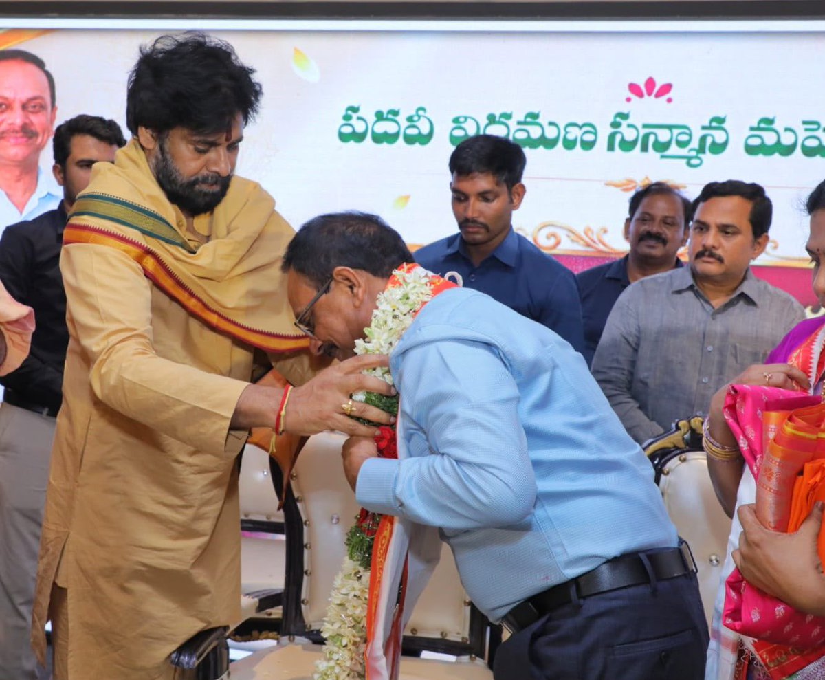 APDeputyCMO's tweet photo. ప్రజల కష్టాలు తీర్చే పవర్‌ హౌస్‌లా పంచాయతీరాజ్ వ్యవస్థ మారాలి

•గత ప్రభుత్వ విజన్ లేని పాలన వల్లే పంచాయతీలు దెబ్బ తిన్నాయి 
•గత రెండేళ్లలో గ్రామ పంచాయతీల ఖాతాల్లోకి నేరుగా రూ.4,200 కోట్లు బదిలీ 
•వ్యవస్థలు బలంగా నడవాలంటే ఉద్యోగుల పాత్రే కీలకం
•ప్రజల కోసం మీరు ఒక అడుగు వేస్తే... మీ కోసం నేను వంద అడుగులు వేస్తా
•మనం చేసే ప్రతి పనిలో పారదర్శకత ఉండాలి 
• ⁠శ్రీ వెంకట కృష్ణ గారి లాంటి అధికారుల వల్లే ప్రభుత్వ వ్యవస్థలపై ప్రజలకు నమ్మకం పెరుగుతుంది
•పంచాయతీరాజ్ వ్యవస్థలో ఆయన ఎన్నో సంస్కరణలు  తీసుకువచ్చారు 
•ప్రభుత్వ అదనపు కార్యదర్శి శ్రీ కె. వెంకటకృష్ణ గారి పదవీ విరమణ కార్యక్రమంలో ఉప ముఖ్యమంత్రివర్యులు శ్రీ @PawanKalyan గారు 

‘పంచాయతీరాజ్ వ్యవస్థ కేవలం పిటీషన్లు తీసుకొని వాటిని పైకి నెట్టేసే వ్యవస్థలా కాకుండా... ప్రజల కష్టాలు తీర్చే పవర్‌హౌస్ లా మారాలని ఉప ముఖ్యమంత్రి, పంచాయతీరాజ్, గ్రామీణాభివృద్ధి శాఖ మంత్రి శ్రీ పవన్ కళ్యాణ్ గారు పిలుపునిచ్చారు. గత ప్రభుత్వ హయాంలో సరైన ప్రణాళికలు, విజన్ లేకపోవడం వల్లే గ్రామ పంచాయతీలు తమ పూర్తి సామర్థ్యాన్ని కోల్పోయి నిర్వీర్యమయ్యాయని,  స్థానిక సంస్థల నిధులను దారి మళ్లించడం, గ్రామ సభలను నిర్లక్ష్యం చేయడం వల్ల గ్రామీణ స్వపరిపాలన వ్యవస్థ తీవ్రంగా దెబ్బతిందని ఆవేదన వ్యక్తం చేశారు. ఈ లోపాలను సరిదిద్ది, ప్రస్తుత కూటమి ప్రభుత్వం గ్రామ పంచాయతీలను మళ్లీ పూర్వవైభవానికి తీసుకురావడానికి గట్టి పట్టుదలతో పని చేస్తుందని స్పష్టం చేశారు. గడిచిన రెండేళ్ల కాలంలో రూ.4200 కోట్ల నిధులను నేరుగా గ్రామ పంచాయతీల ఖాతాలకు బదిలీ చేశామని తెలిపారు. మంగళవారం రాత్రి ప్రభుత్వ అదనపు కార్యదర్శి, ఉప ముఖ్యమంత్రి గారి ఒ.ఎస్.డి. శ్రీ కఠారి వెంకటకృష్ణ గారి పదవీ విరమణ కార్యక్రమంలో  పాల్గొన్నారు. 

ఈ సందర్భంగా శ్రీ పవన్ కళ్యాణ్ గారు మాట్లాడుతూ... “పాలనాపరంగా నాకు పెద్దగా అనుభవం లేకపోయినా, 2 లక్షల మంది ఉద్యోగులతో కూడిన పంచాయతీరాజ్ వ్యవస్థను ఇంత విజయవంతంగా నిర్వహించడానికి శ్రీ వెంకట కృష్ణ గారే కారణం. ఆయన దగ్గర ఒక విద్యార్థిలా మారి ఎన్నో పాఠాలు నేర్చుకున్నాను. 36 ఏళ్ల సుదీర్ఘ సర్వీసులో ఆయనపై చిన్నపాటి మరక కూడా లేదు. పంచాయతీరాజ్ వ్యవస్థలో ఆయన ఎన్నో సంస్కరణలు  తీసుకువచ్చారు. అలాంటి వ్యక్తి రిటైర్ అయిపోతున్నారని తెలియగానే భుజం కొట్టేసినట్లు  అనిపించింది. అందుకే ఆయన సేవలు మరో మూడేళ్లు కొనసాగేలా చర్యలు తీసుకున్నాం.

• ఇటువంటి అధికారుల వల్లే వ్యవస్థలపై నమ్మకం పెరుగుతుంది
ప్రజల జీవితాల్లో వెలుగులు నింపే ఎన్నో ఉన్నతమైన ప్రభుత్వ పథకాల రూపకల్పనలో ఆయన ముద్ర స్పష్టంగా కనిపిస్తుంది. కేవలం పథకాలను రూపొందించడమే కాదు... ప్రభుత్వ వ్యవస్థల నియంత్రణలో, ప్రగతిశీల అభివృద్ధిలో, అత్యుత్తమ పరిపాలనా విధానాల అమలులో ఆయన చూపిన చొరవ అసాధారణమైనది. ప్రభుత్వ రంగంలో ఆయనకున్న అపార అనుభవం, సంక్లిష్ట సమయాల్లో ఆయన తీసుకున్న కీలక నిర్ణయాలు, చూపిన మేధస్సు నేటికీ, రేపటికీ ఎప్పటికీ ఎంతో మంది అధికారులకు, ఉద్యోగులకు ఒక దిక్సూచిలా, మార్గదర్శకంగా నిలుస్తాయి. పాలసీ మేకింగ్ నుంచి అడ్మినిస్ట్రేటివ్ రిఫార్మ్స్ వరకు.. హ్యూమన్ రిసోర్స్ మేనేజ్‌మెంట్ నుండి బడ్జెట్ అండ్ ఫైనాన్షియల్ ప్లానింగ్ వరకు.. యాంటీ కరప్షన్ స్ట్రాటజీస్ నుంచి లీగల్ అఫైర్స్ వరకు ప్రభుత్వ యంత్రాంగంలోని ప్రతి విభాగంలోనూ ఆయన ముద్ర కనిపిస్తుంది. ఇటువంటి అధికారుల వల్లే ప్రభుత్వ వ్యవస్థలపై ప్రజల్లో నమ్మకం రెట్టింపు అవ్వడంతో పాటు, వ్యవస్థలు బలోపేతం అవుతాయి. 
(1/3)