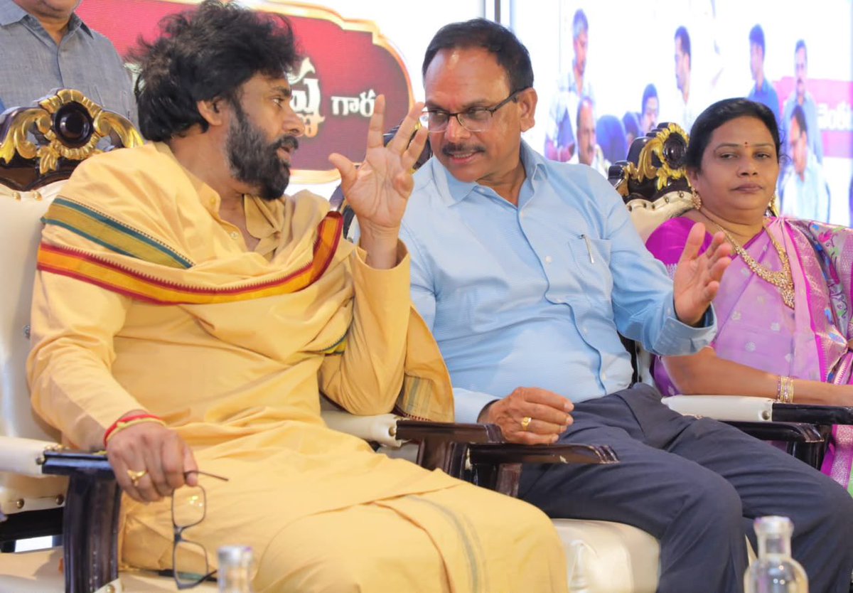 APDeputyCMO's tweet photo. ప్రజల కష్టాలు తీర్చే పవర్‌ హౌస్‌లా పంచాయతీరాజ్ వ్యవస్థ మారాలి

•గత ప్రభుత్వ విజన్ లేని పాలన వల్లే పంచాయతీలు దెబ్బ తిన్నాయి 
•గత రెండేళ్లలో గ్రామ పంచాయతీల ఖాతాల్లోకి నేరుగా రూ.4,200 కోట్లు బదిలీ 
•వ్యవస్థలు బలంగా నడవాలంటే ఉద్యోగుల పాత్రే కీలకం
•ప్రజల కోసం మీరు ఒక అడుగు వేస్తే... మీ కోసం నేను వంద అడుగులు వేస్తా
•మనం చేసే ప్రతి పనిలో పారదర్శకత ఉండాలి 
• ⁠శ్రీ వెంకట కృష్ణ గారి లాంటి అధికారుల వల్లే ప్రభుత్వ వ్యవస్థలపై ప్రజలకు నమ్మకం పెరుగుతుంది
•పంచాయతీరాజ్ వ్యవస్థలో ఆయన ఎన్నో సంస్కరణలు  తీసుకువచ్చారు 
•ప్రభుత్వ అదనపు కార్యదర్శి శ్రీ కె. వెంకటకృష్ణ గారి పదవీ విరమణ కార్యక్రమంలో ఉప ముఖ్యమంత్రివర్యులు శ్రీ @PawanKalyan గారు 

‘పంచాయతీరాజ్ వ్యవస్థ కేవలం పిటీషన్లు తీసుకొని వాటిని పైకి నెట్టేసే వ్యవస్థలా కాకుండా... ప్రజల కష్టాలు తీర్చే పవర్‌హౌస్ లా మారాలని ఉప ముఖ్యమంత్రి, పంచాయతీరాజ్, గ్రామీణాభివృద్ధి శాఖ మంత్రి శ్రీ పవన్ కళ్యాణ్ గారు పిలుపునిచ్చారు. గత ప్రభుత్వ హయాంలో సరైన ప్రణాళికలు, విజన్ లేకపోవడం వల్లే గ్రామ పంచాయతీలు తమ పూర్తి సామర్థ్యాన్ని కోల్పోయి నిర్వీర్యమయ్యాయని,  స్థానిక సంస్థల నిధులను దారి మళ్లించడం, గ్రామ సభలను నిర్లక్ష్యం చేయడం వల్ల గ్రామీణ స్వపరిపాలన వ్యవస్థ తీవ్రంగా దెబ్బతిందని ఆవేదన వ్యక్తం చేశారు. ఈ లోపాలను సరిదిద్ది, ప్రస్తుత కూటమి ప్రభుత్వం గ్రామ పంచాయతీలను మళ్లీ పూర్వవైభవానికి తీసుకురావడానికి గట్టి పట్టుదలతో పని చేస్తుందని స్పష్టం చేశారు. గడిచిన రెండేళ్ల కాలంలో రూ.4200 కోట్ల నిధులను నేరుగా గ్రామ పంచాయతీల ఖాతాలకు బదిలీ చేశామని తెలిపారు. మంగళవారం రాత్రి ప్రభుత్వ అదనపు కార్యదర్శి, ఉప ముఖ్యమంత్రి గారి ఒ.ఎస్.డి. శ్రీ కఠారి వెంకటకృష్ణ గారి పదవీ విరమణ కార్యక్రమంలో  పాల్గొన్నారు. 

ఈ సందర్భంగా శ్రీ పవన్ కళ్యాణ్ గారు మాట్లాడుతూ... “పాలనాపరంగా నాకు పెద్దగా అనుభవం లేకపోయినా, 2 లక్షల మంది ఉద్యోగులతో కూడిన పంచాయతీరాజ్ వ్యవస్థను ఇంత విజయవంతంగా నిర్వహించడానికి శ్రీ వెంకట కృష్ణ గారే కారణం. ఆయన దగ్గర ఒక విద్యార్థిలా మారి ఎన్నో పాఠాలు నేర్చుకున్నాను. 36 ఏళ్ల సుదీర్ఘ సర్వీసులో ఆయనపై చిన్నపాటి మరక కూడా లేదు. పంచాయతీరాజ్ వ్యవస్థలో ఆయన ఎన్నో సంస్కరణలు  తీసుకువచ్చారు. అలాంటి వ్యక్తి రిటైర్ అయిపోతున్నారని తెలియగానే భుజం కొట్టేసినట్లు  అనిపించింది. అందుకే ఆయన సేవలు మరో మూడేళ్లు కొనసాగేలా చర్యలు తీసుకున్నాం.

• ఇటువంటి అధికారుల వల్లే వ్యవస్థలపై నమ్మకం పెరుగుతుంది
ప్రజల జీవితాల్లో వెలుగులు నింపే ఎన్నో ఉన్నతమైన ప్రభుత్వ పథకాల రూపకల్పనలో ఆయన ముద్ర స్పష్టంగా కనిపిస్తుంది. కేవలం పథకాలను రూపొందించడమే కాదు... ప్రభుత్వ వ్యవస్థల నియంత్రణలో, ప్రగతిశీల అభివృద్ధిలో, అత్యుత్తమ పరిపాలనా విధానాల అమలులో ఆయన చూపిన చొరవ అసాధారణమైనది. ప్రభుత్వ రంగంలో ఆయనకున్న అపార అనుభవం, సంక్లిష్ట సమయాల్లో ఆయన తీసుకున్న కీలక నిర్ణయాలు, చూపిన మేధస్సు నేటికీ, రేపటికీ ఎప్పటికీ ఎంతో మంది అధికారులకు, ఉద్యోగులకు ఒక దిక్సూచిలా, మార్గదర్శకంగా నిలుస్తాయి. పాలసీ మేకింగ్ నుంచి అడ్మినిస్ట్రేటివ్ రిఫార్మ్స్ వరకు.. హ్యూమన్ రిసోర్స్ మేనేజ్‌మెంట్ నుండి బడ్జెట్ అండ్ ఫైనాన్షియల్ ప్లానింగ్ వరకు.. యాంటీ కరప్షన్ స్ట్రాటజీస్ నుంచి లీగల్ అఫైర్స్ వరకు ప్రభుత్వ యంత్రాంగంలోని ప్రతి విభాగంలోనూ ఆయన ముద్ర కనిపిస్తుంది. ఇటువంటి అధికారుల వల్లే ప్రభుత్వ వ్యవస్థలపై ప్రజల్లో నమ్మకం రెట్టింపు అవ్వడంతో పాటు, వ్యవస్థలు బలోపేతం అవుతాయి. 
(1/3)
