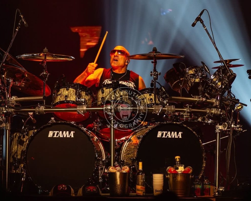 sammyhagar's tweet photo. I love it when somebody really sees this show and understands what we’re doing
Read article:
https://t.co/q9Pbrlt7ZG
Photos by Tom Prather
@chickenfootjoe #MichaelAnthony #KennyAronoff #spidercherry https://t.co/VA3lyy4hWr