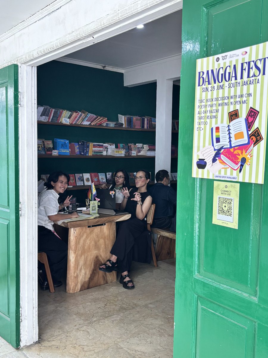 AdorkableWriter's tweet photo. Menutup Bulan Bangga dengan rasa syukur karena berhasil kolaborasi membuat Bangga Fest di Taksu!
Jujur anxiety banget tapi happy lancar sampai habis.
Ingin rasanya memanjangkan tangan agar bisa memeluk teman-teman queer semua. Terima kasih sudah bertahan sampai sejauh ini 💙💚 https://t.co/bpHG4nA67w