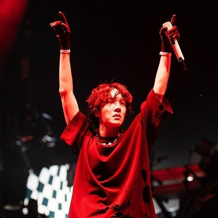 uarmyvibe's tweet photo. Hoseok dropped "MORE" 4 years ago and has performed it at Lollapalooza, 2022 MAMA Japan, Le Gala des Pièces Jaunes in Paris and the HOTS tour... The stage is literally his kingdom and THAT'S OUR PERFORMER JUNG HOSEOK.

#제이홉_MORE_4주년축하해 #4YearsWithMORE https://t.co/C3pL73OrJF
