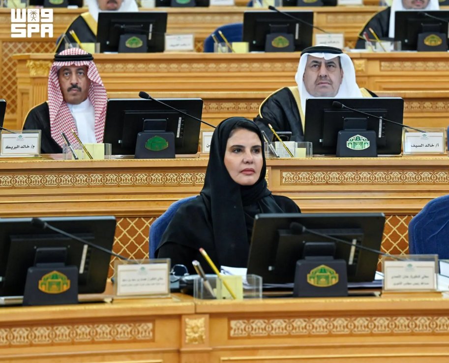Almadinanews's tweet photo. #صور..

#مجلس_الشورى يطالب #وزارة_التعليم بـ: 
* دراسة أسباب التقاعد المبكر للمعلمين والمعلمات، ومعالجتها بتحسين بيئة العمل.
* اعتماد حد أقصى لعدد الطلاب في الفصل المدرسي.
* تطوير نظام حضوري لتلافي السلبيات الحالية في النظام.
* تغطية جميع المدارس بخدمات الإنترنت عالي السرعة لضمان استدامة الخدمات التعليمية الرقمية. 

https://t.co/qcp1PSqqII

@moe_gov_sa
#صحيفة_المدينة