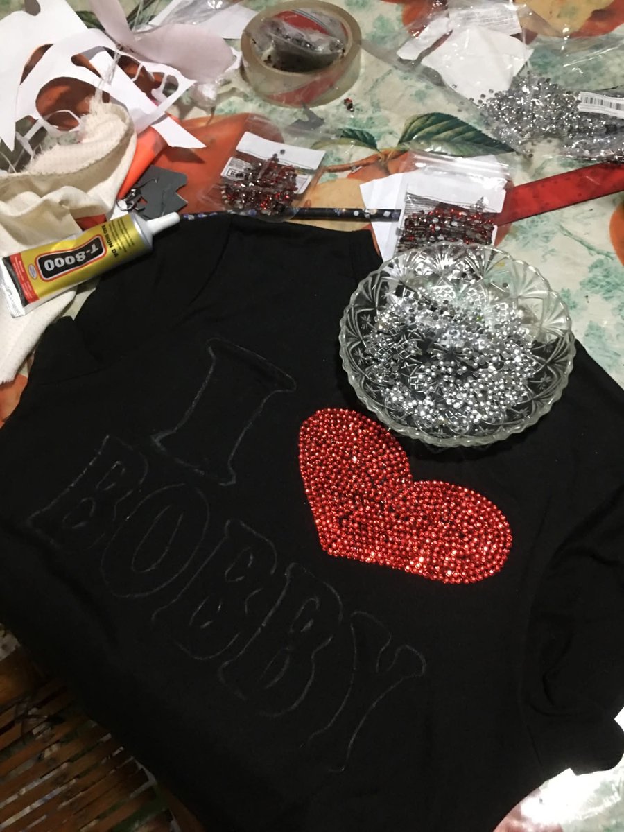 vidadaustero's tweet photo. @yzlancx 5 hours is just for the rhinestones tho😭 hard part is cutting out the print itself pero if u have cricut, the better nnn I don't have the chalk so I used candle wax it can be removed w alcohol if napasobra. https://t.co/YRMRSd4V2q