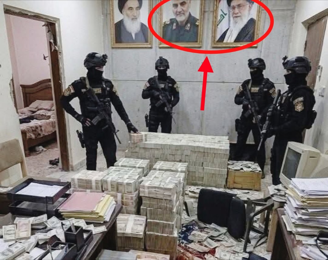 Rezman68's tweet photo. اونایی که هی میگن این دلارها و طلاهای پیدا شده مربوط به فساد داخلی عراقه و به جمهوری اسلامی ربطی نداره، می تونم بپرسم پس عکس اون تا ملعون روی دیوار چیکار میکنه؟ لابد گذاشتن کلاغا بترسن نیان به پولا نوک بزنن.
آخه شما عرزشیا چقدر ابلهین
#فساد_مالی
#اعتراضات_سراسرى
#سقوط_نظام https://t.co/NRbtuQxyFP