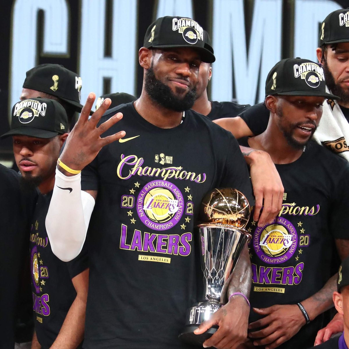 LakersLatam's tweet photo. Definitivamente no fueron las formas y te merecías algo muchísimo mejor, pero nada ni nadie cuestionará que fue amor. Gracias por jugartela por nosotros en 2018 y salvar esta franquicia. El cariño y la gratitud serán eternas, @KingJames.

ONCE A LAKER, FOREVER A LAKER💛💜 🥹. https://t.co/uy5jUQZS0e