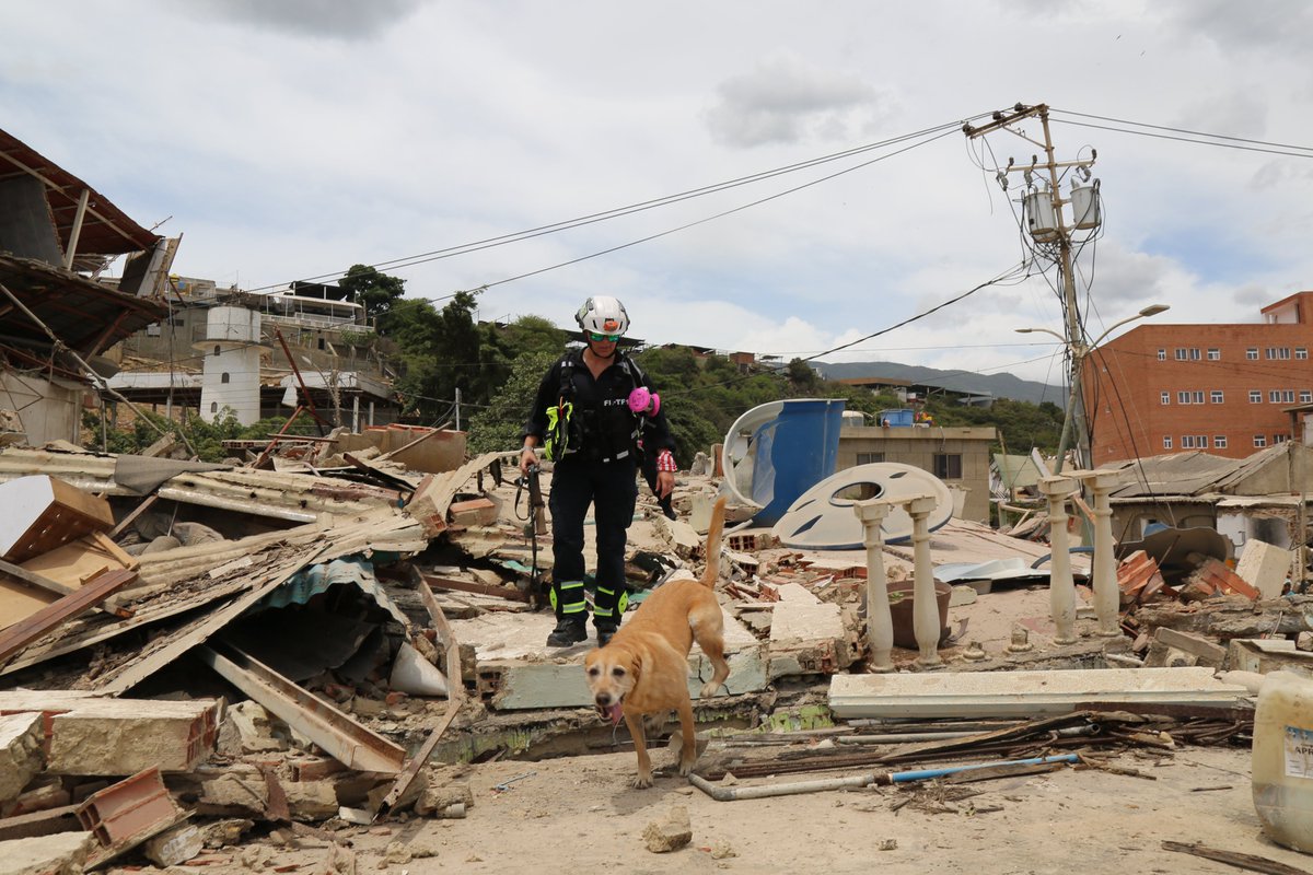 USAenEspanol's tweet photo. Respondiendo al llamado cuando más importa.

@MiamiDadeFire está en el terreno en Venezuela, demostrando la dedicación y el profesionalismo que define a los rescatistas de Estados Unidos. https://t.co/grotUU1re5