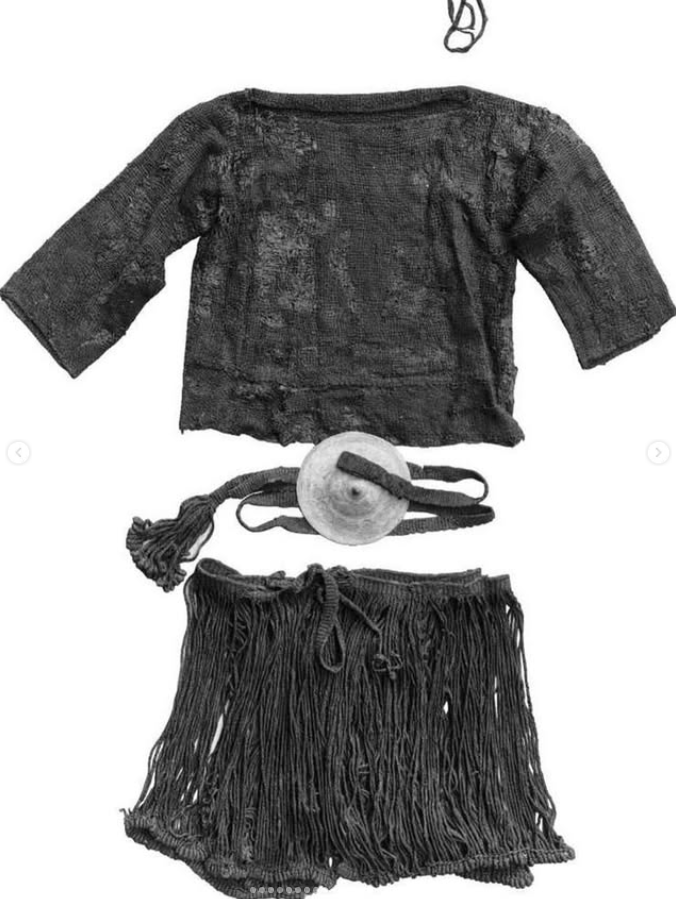 HolmgangMMA's tweet photo. Das Problem ist weniger die Kleidung, als die Kultur drum herum.

Frauen die sich extrem körperbetont anziehen wissen ganz genau, dass sie damit sexuell attraktiver wahrgenommen werden, was heute oftmals untrennbar mit dem Gedanken an "Casual-Sex" verbunden ist.

Diese Intention ist besonders als Jugendliche durchaus schwierig.

(Jeder kennt sommerliche, luftige Alternativen, die den Arsch nicht bis ins kleinste Detail abzeichnen.)

Wären wir allerdings eine Kultur, in der so etwas wie "Casual-Sex" und die ganze Hypersexualisierung nicht Gang und Gebe wäre, könnten wir sogar alle problemlos nackt herumlaufen.

In deutlich früheren Zeiten, bis zur Stammeskultur hin, wäre das bloße Sehen eines nackten Körpers des anderen Geschlechts nichts unnormales gewesen und man hätte aufgrund der Ordnung und der internen Bekanntheit aller auch weder den Ausbruch einer "Casual-Sex"-Epidemie, noch eine Vergewaltigung fürchten müssen.

Nur ist das natürlich nicht die Realität.

Die Realität ist, dass bei vielen Jugendlichen von heute jedes sichtbare Stück Haut Gedanken an pornografische Szenen auslöst und damit (Je nach Schwere des Problems) die Jungs ablenkt oder die Frauen gar in Unsicherheit bringt (insbesondere Nachts nach dem Club).

Diese Frauen werden mehr angeglotzt, es entstehen mehr Probleme durch Kommentare, Provokation oder sogar notwendige Verteidigung vor Übergriffen.

Eine insgesamt doch eher schlechte Rechnung für sowohl die Frauen selbst, als auch die Gesellschaft mit ihren aktuellen Problemen.

Im Bilderanhang sehen wir die historische Rekonstruktion des Egtved-Mädchens aus dem nordischen Bronzezeitalter (1370 v. Chr), wessen Kleidung perfekt repliziert werden konnte mittels des Grabfundes. (Joan Francesc Oliveras)

Eine Person aus einer Zeit, die noch nicht mit den Krankheiten der technokratischen Globalisierung infiziert war.