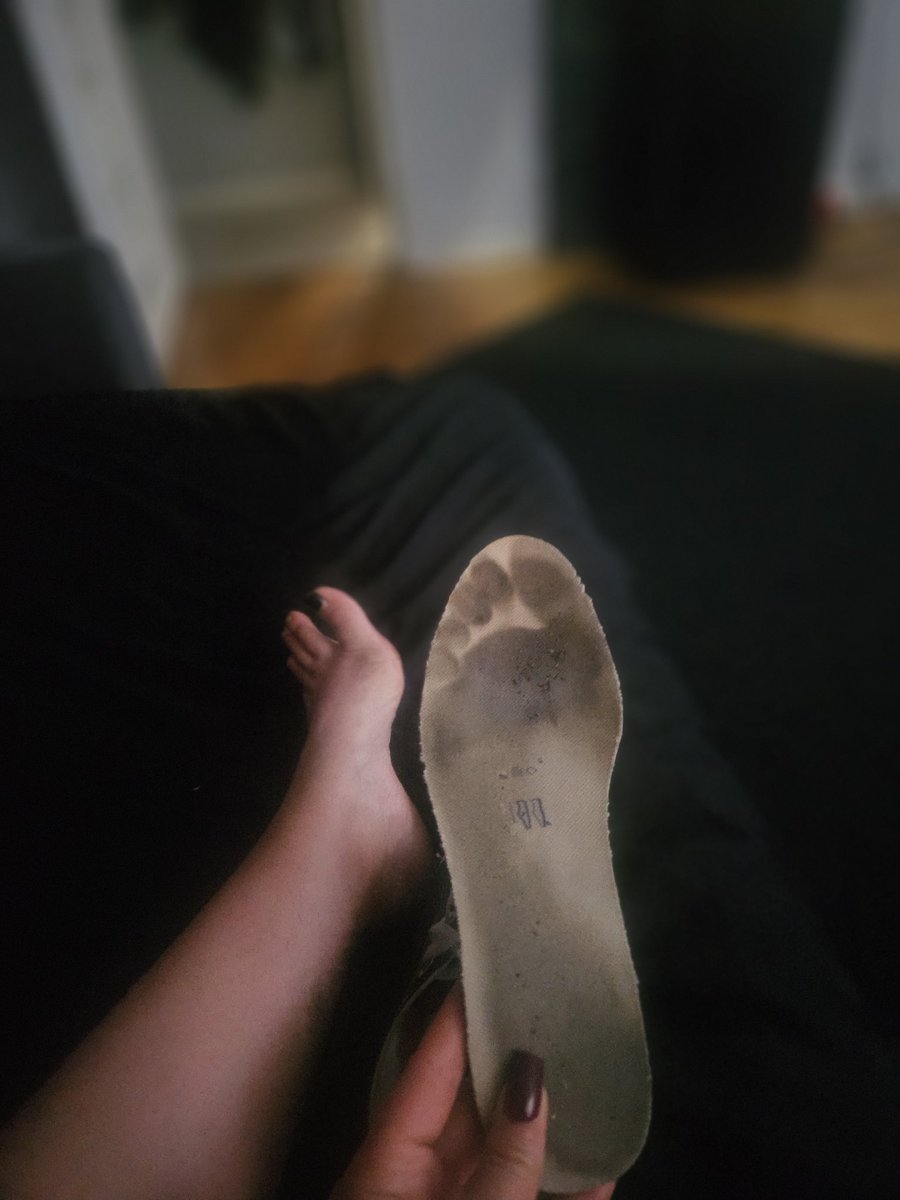 Arogancja118026's tweet photo. Do czysta chłopcy takiego zapachu nie czuliście jeszcze wilgotne #findom #blik https://t.co/Wv3vsHYOjk