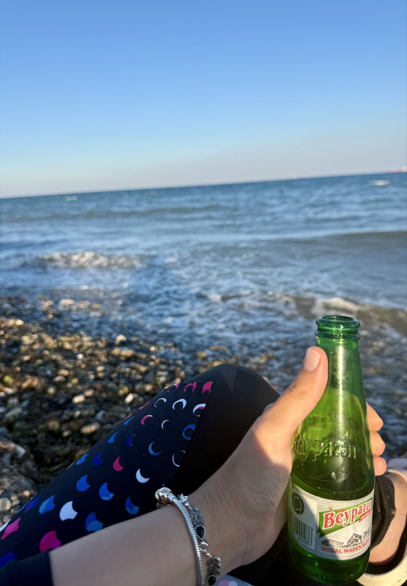 0263mS's tweet photo. Gündemden kaçış paketim: %90 deniz, %10 Beypazarı. 😅🌊

#salı https://t.co/sTt346cgEX