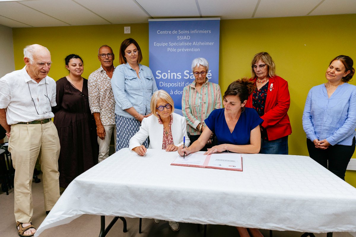 VilleCherbourg's tweet photo. Le #CCAS de #CherbourgEnCotentin renforce son action en faveur de l’autonomie.
🤝 Camille Margueritte, maire et présidente du CCAS, signe une convention de partenariat avec l’association Soins Santé et son SSIAD pour mieux prévenir l’isolement et la dépendance des habitants. https://t.co/q6daS6xt7b