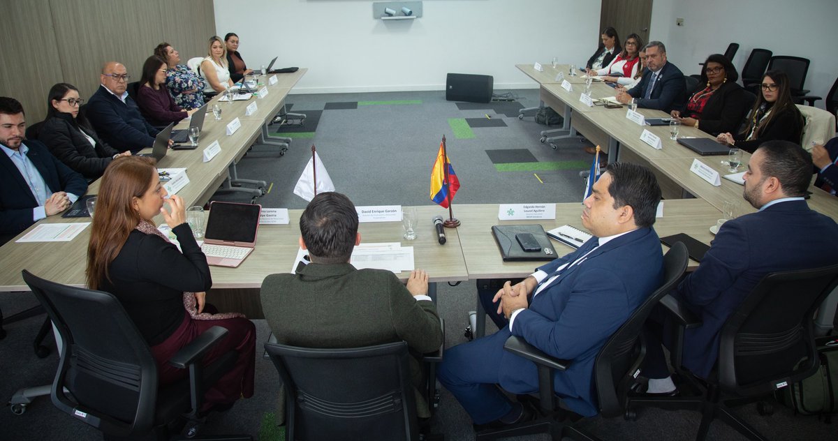 SENAComunica's tweet photo. El SENA recibió a la delegación del INFOP de Honduras para dar inicio a una agenda de intercambio de experiencias que fortalece la formación para el trabajo en América Latina.

Durante la primera jornada compartimos nuestro modelo de cooperación internacional y la experiencia del Contrato de Aprendizaje, impulsando alianzas que promueven la transferencia de conocimiento y la generación de más oportunidades para los jóvenes.
#AliadosSENA