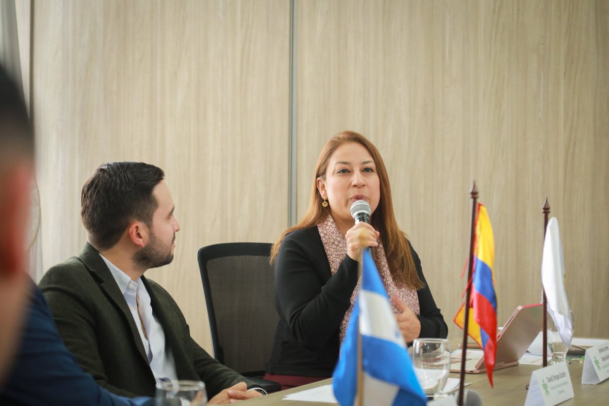SENAComunica's tweet photo. El SENA recibió a la delegación del INFOP de Honduras para dar inicio a una agenda de intercambio de experiencias que fortalece la formación para el trabajo en América Latina.

Durante la primera jornada compartimos nuestro modelo de cooperación internacional y la experiencia del Contrato de Aprendizaje, impulsando alianzas que promueven la transferencia de conocimiento y la generación de más oportunidades para los jóvenes.
#AliadosSENA