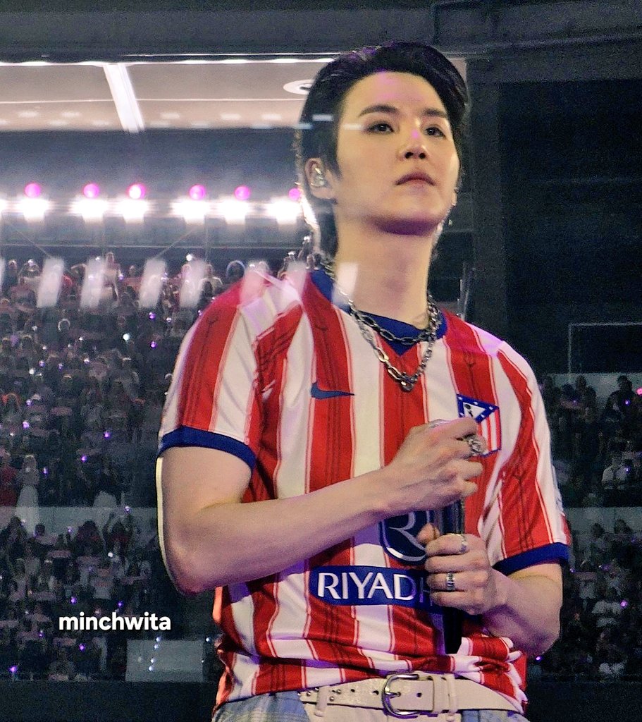 mygteambr's tweet photo. 300626 ✦ Mais uma matéria sobre o Yoongi sendo o garoto propaganda da nova camisa do Atlético de Madrid! ✨

“Suga levou o estádio ao delírio ao aparecer no palco vestindo a clássica camisa vermelha e branca. Essa estreia inesperada deixou tanto os fãs de música quanto os torcedores do Atlético de Madrid completamente surpresos.
Nem mesmo os jogadores do time principal haviam usado o novo modelo antes das estrelas asiáticas. É a primeira vez que um clube utiliza um grande show musical para revelar oficialmente seu novo uniforme.
Com esse marco, o Atlético de Madrid e o BTS estão estabelecendo uma tendência revolucionária no marketing esportivo. Resta saber se ela também será seguida por Kang-in Lee.”

🔗 https://t.co/AkISYruo9W

#SUGA #AgustD #슈가