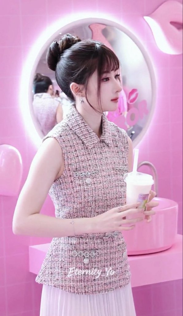 YokosDimples's tweet photo. It’s like there is a halo surrounding her 😲🫪 very pretty 🥹🫶🏻🤍🫧

EVEANDBOY CAFE NOSE TEA APASRA
#YokoAtEVEANDBOY https://t.co/K1xsVR1F08