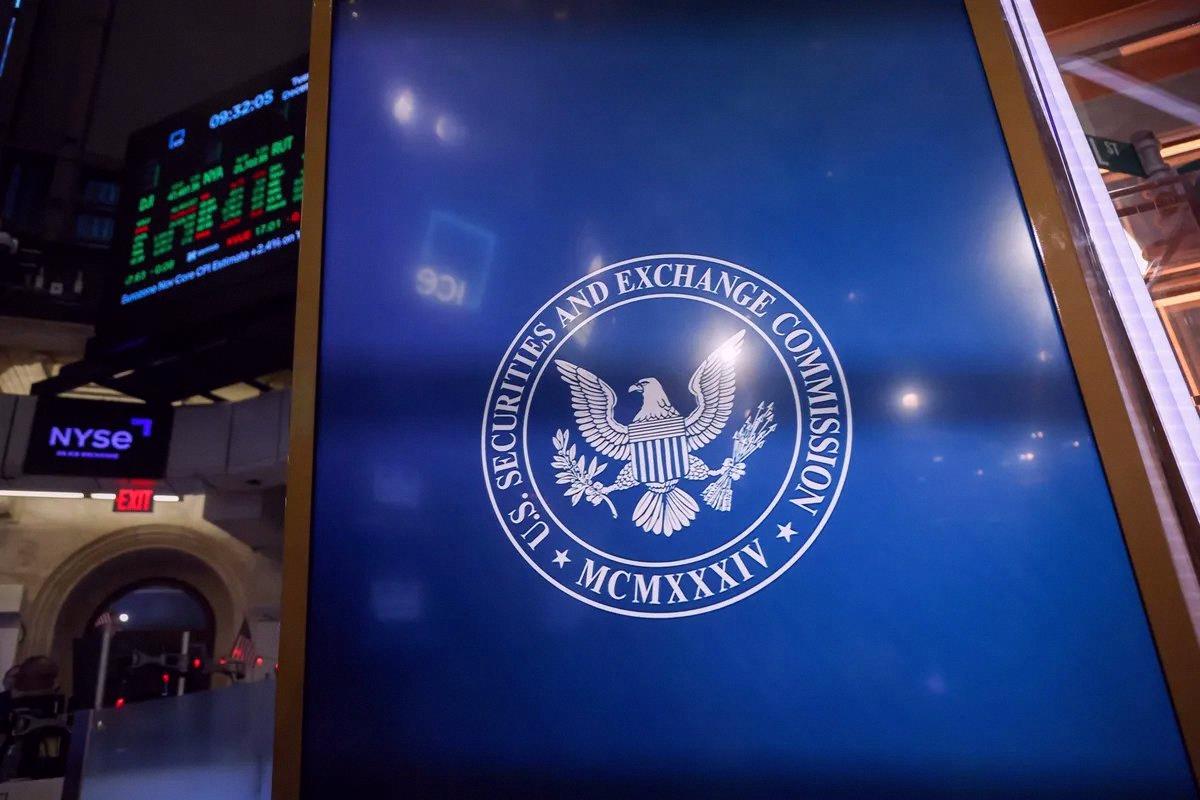 Jadee_Simpsonn's tweet photo. The SEC is reconsidering how it oversees the $16 trillion ETF industry, starting with an odd confession most investors probably didn’t expect.

Turns out, the SEC doesn’t actually approve or reject ETFs. Once a fund’s active, their main option is to suspend it.

"We real https://t.co/ghob3b5Lim