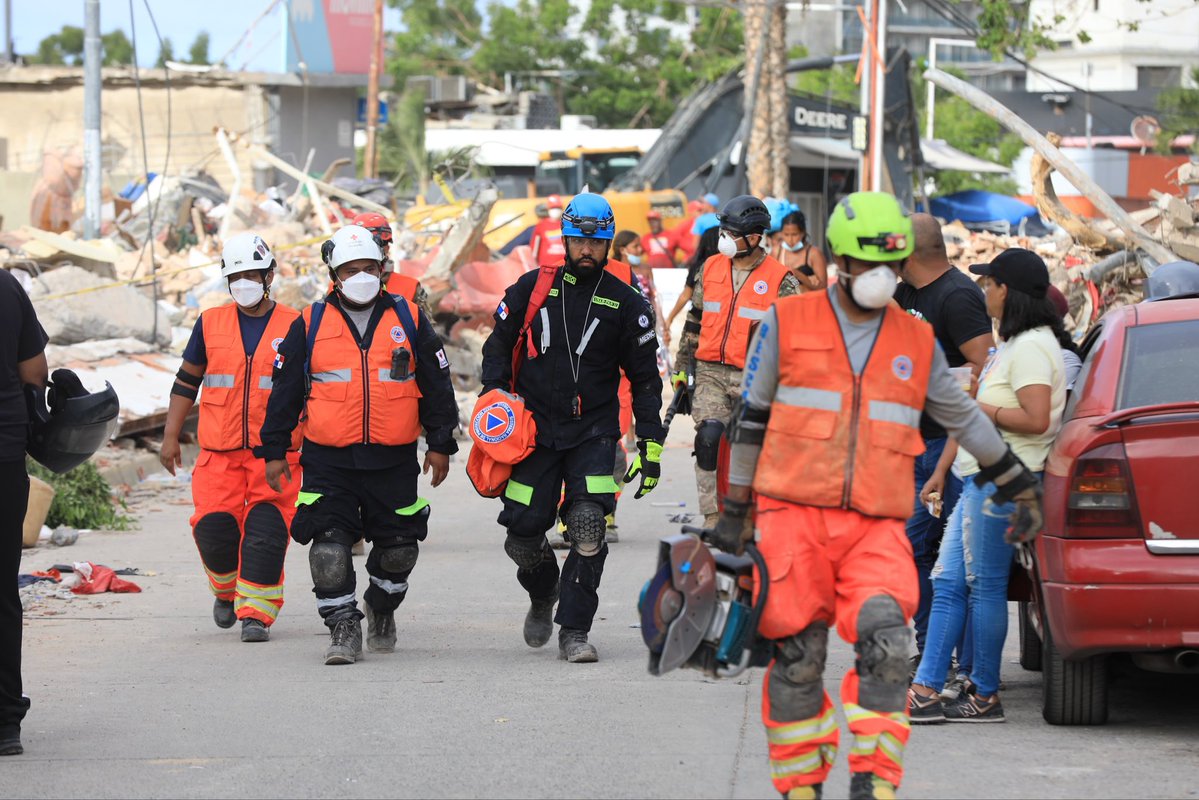 as_salazar's tweet photo. Equipo de Búsqueda y Rescate Urbano del BCBRP mantiene operaciones en zonas afectadas por el terremoto en Venezuela

El Equipo de Búsqueda y Rescate Urbano (USAR, por sus siglas en inglés Urban Search and Rescue) del Benemérito Cuerpo de Bomberos de la República de Panamá (BCBRP) continúa desarrollando operaciones en las zonas afectadas por el reciente terremoto en la República Bolivariana de Venezuela, como parte del esfuerzo internacional de respuesta a esta emergencia.

Las 12 unidades que integran este equipo especializado trabajan en coordinación con las Células de Coordinación (UCC), responsables de asignar las áreas de intervención, coordinar las operaciones en estructuras colapsadas y gestionar la información operativa en el terreno. Para mantener una respuesta continua, el contingente desarrolla sus labores mediante dos equipos que se relevan en turnos operativos de 12 horas.

Durante los últimos días, el personal ha intervenido en diferentes áreas de trabajo, realizando evaluaciones de estructuras colapsadas y labores especializadas de búsqueda de posibles sobrevivientes. Hasta el momento, no ha sido posible localizar personas con vida, debido a la magnitud de los daños registrados en las zonas asignadas.

Además de las labores de búsqueda y rescate, parte del contingente panameño dirige operaciones en campo y participa en la gestión de información desde el puesto de mando, fortaleciendo la coordinación de las acciones de respuesta. Asimismo, el binomio canino del BCBRP, conformado por el can Rex y su guía, participa activamente en las inspecciones de estructuras colapsadas.

Las 12 unidades se mantienen en buen estado de salud y continúan representando a Panamá con profesionalismo, disciplina y vocación de servicio, reafirmando el compromiso del Benemérito Cuerpo de Bomberos de la República de Panamá con la cooperación internacional y la atención de emergencias de gran magnitud.
Acompañan a las unidades de los Bomberos miembros de @SINAPROC