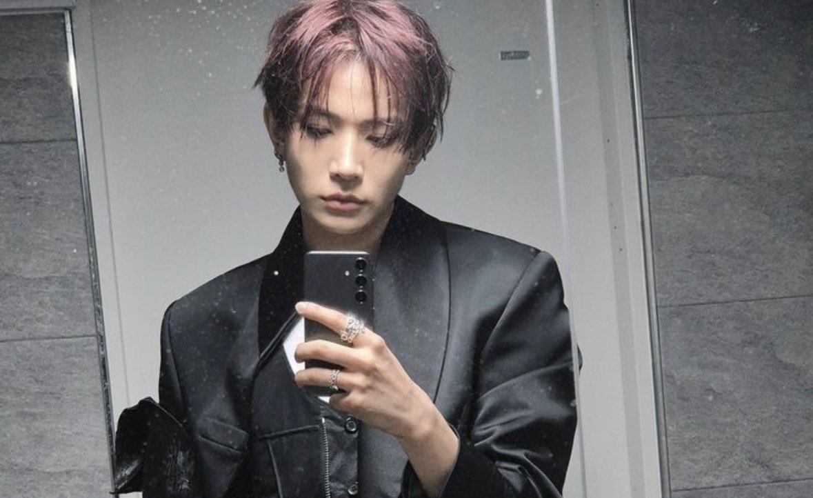 heemariners's tweet photo. heeseung when ru gna post more cunty mirror selfies https://t.co/sDhjTDkDqJ