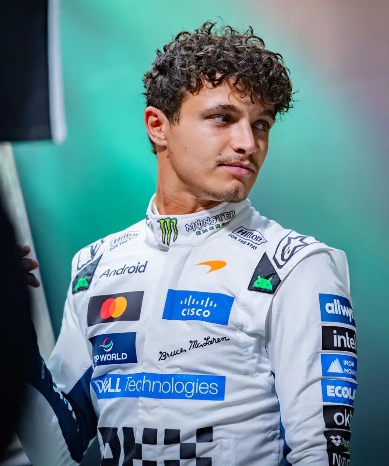 lando_mp3's tweet photo. oh the white suit and curls https://t.co/O9sh7j0ZeB