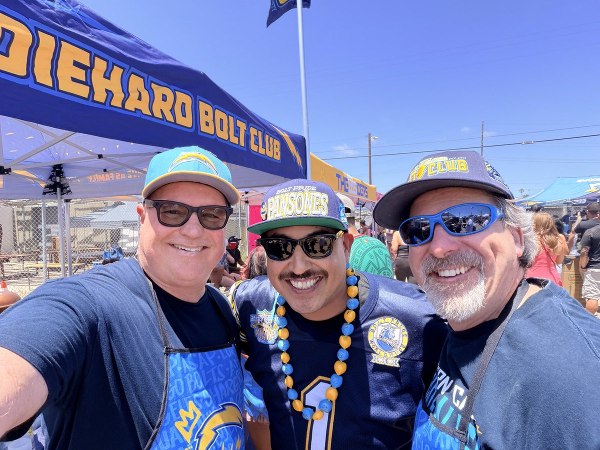 diehardboltclub's tweet photo. Our boys did it! 1st place in the chicken wings cook off with the @Tequila_512 lemon pepper wings &amp; 3rd with the smoking 🔥 tri-tip! Thanks to @Swoopin_D for hosting an awesome event &amp; inviting us to participate! Bravo to @BoltVox &amp; @BartonHancock7 for slinging some awesome BBQ! https://t.co/h0zNfAti4P