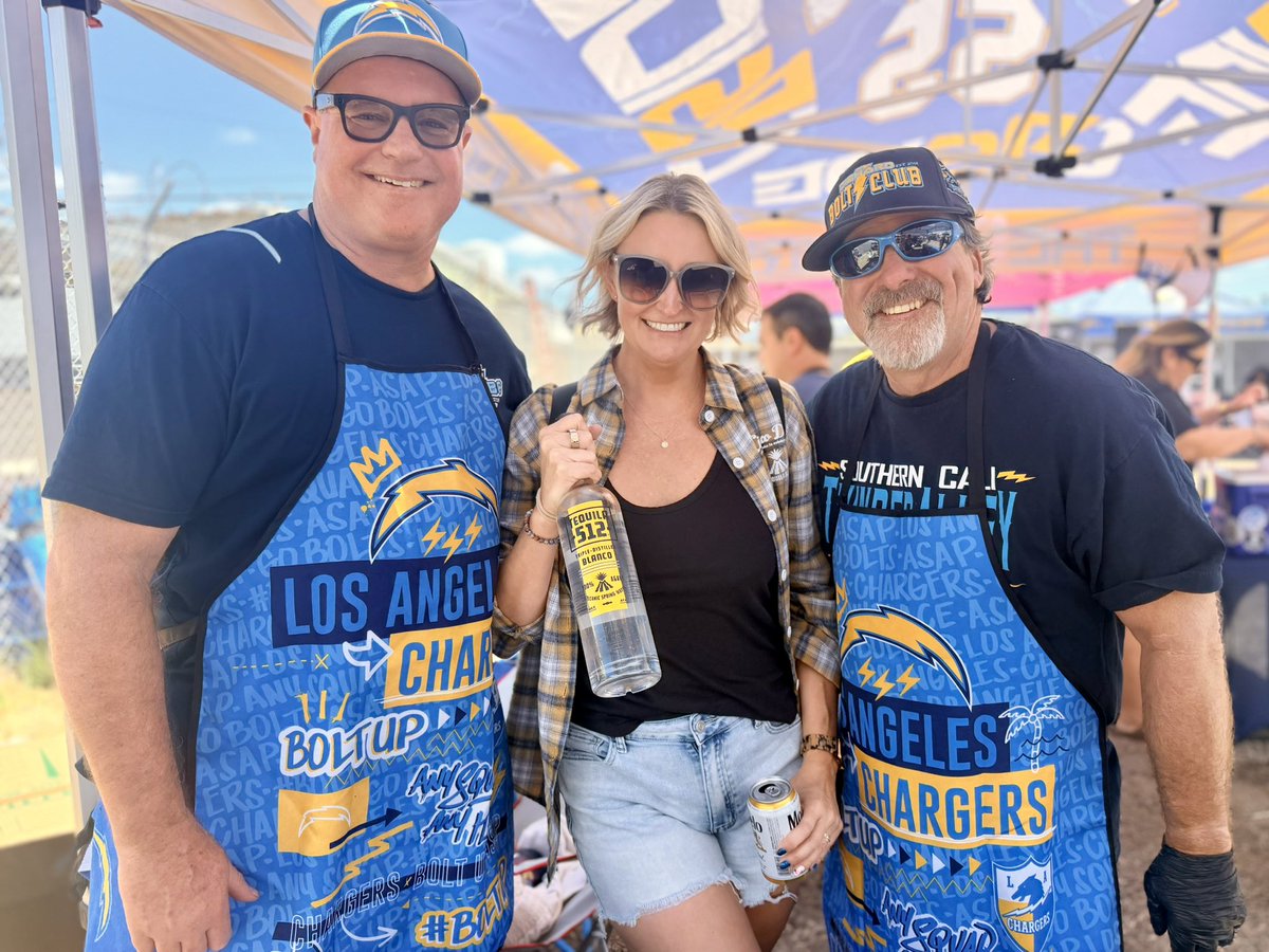 diehardboltclub's tweet photo. Our boys did it! 1st place in the chicken wings cook off with the @Tequila_512 lemon pepper wings &amp; 3rd with the smoking 🔥 tri-tip! Thanks to @Swoopin_D for hosting an awesome event &amp; inviting us to participate! Bravo to @BoltVox &amp; @BartonHancock7 for slinging some awesome BBQ! https://t.co/h0zNfAti4P