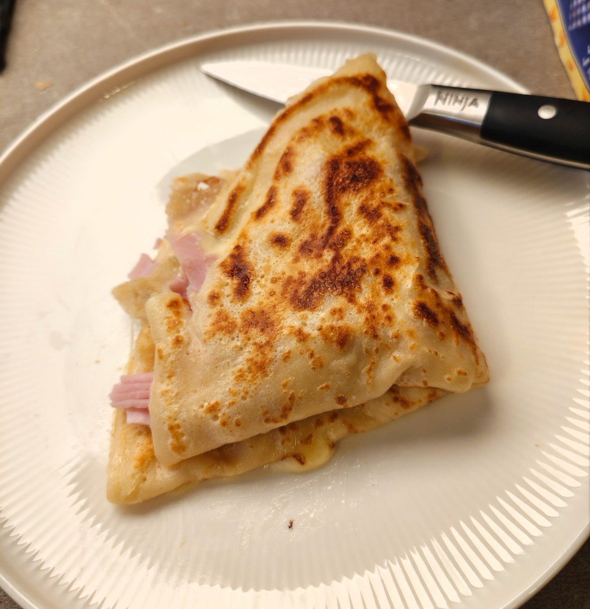 Suellentrinkt's tweet photo. Viele fragen mich ja, Sue-Ellen, fragen sie. Kannst du denn auch leckere Crepes mit Schinken-Käse-Füllung machen?

Nett dass ihr fragt 🤗 https://t.co/7EM0ts3KTi