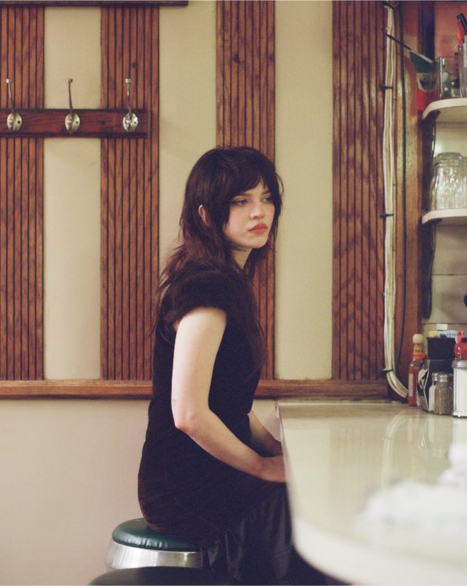 ArchiveSoapy's tweet photo. Sophie Thatcher on where she wants to be in 10 years:

“I could see myself stopping acting for a bit for music. I want to go back and forth, because you can’t really do both [simultaneously]; that’s what I’m realizing.” https://t.co/PZCxYYYFH8