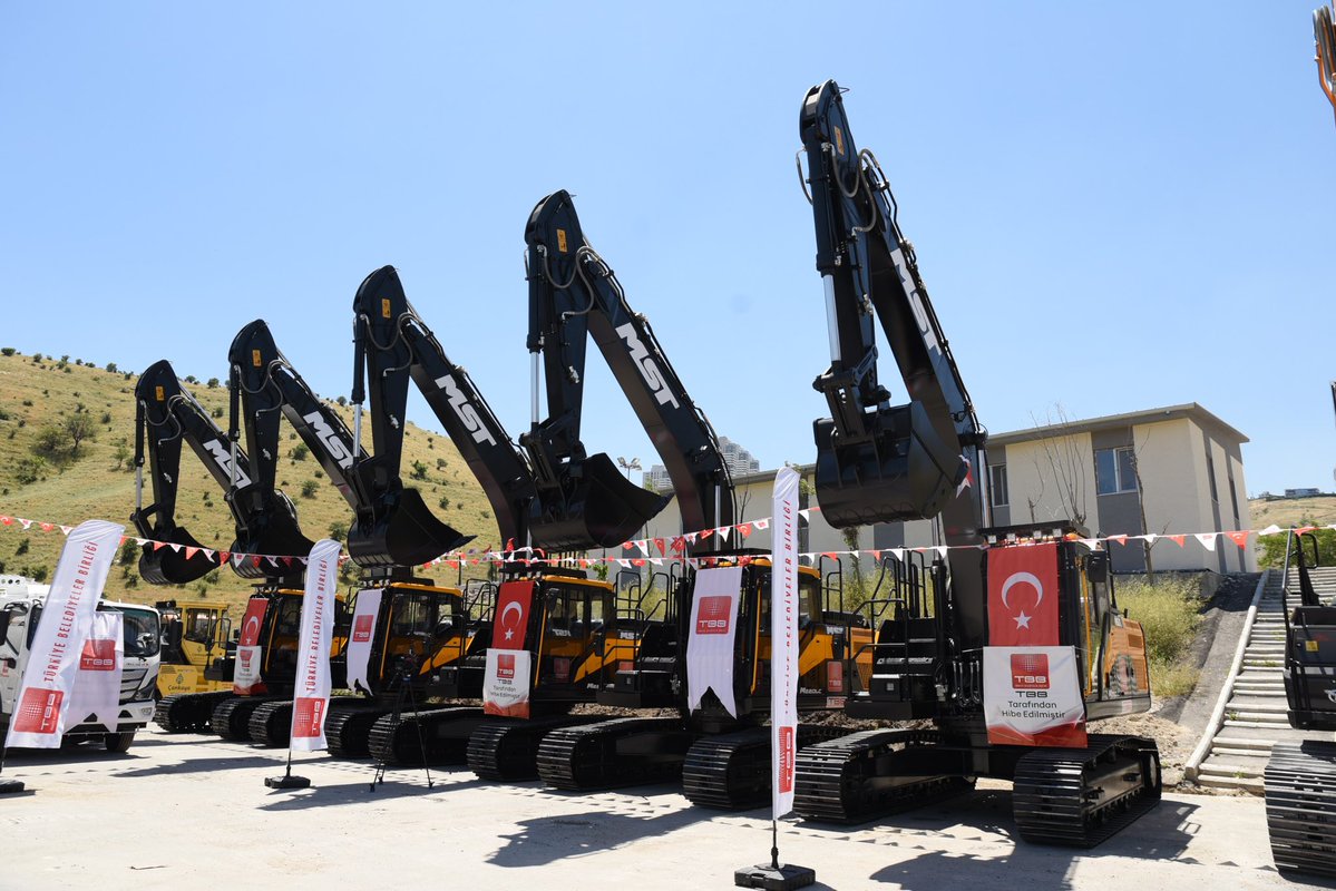 ulasbaskan's tweet photo. 📍Türkiye Belediyeler Birliği

Türkiye Belediyeler Birliği (TBB) ve Mersin Büyükşehir Belediye Başkanımız Sn. Vahap Seçer’in katılımlarıyla Ankara’da gerçekleştirilen ‘Araç Teslim Töreni’ne katıldım.

Bu vesileyle Altınordu Belediyemize kazandırdığımız 22 tonluk hidrolik paletli ekskavatörün anahtarını teslim aldım. Filomuza kazandırdığımız yeni aracımız kentimizde yürütülen altyapı, yol, hafriyat ve diğer belediye hizmetlerinde çalışmalarımızı daha hızlı ve daha verimli hale getirecek.

Yeni iş makinemizin kentimize kazandırılmasında emeği geçen TBB Başkanımız Sn. Vahap Seçer ile Ordu Milletvekilimiz Sn. Seyit Torun’a teşekkür ediyorum. 

Hayırlı uğurlu olsun.