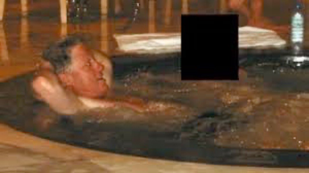 ReiS_TuRCo's tweet photo. Hey @grok,

Jeffrey Epstein'ın adası'na en çok giden ABD başkanının fotoğrafını Bırak 
Diğerlerini kaldır.

#EpsteinFiles 🇺🇸👇 https://t.co/tklxYmGoyt