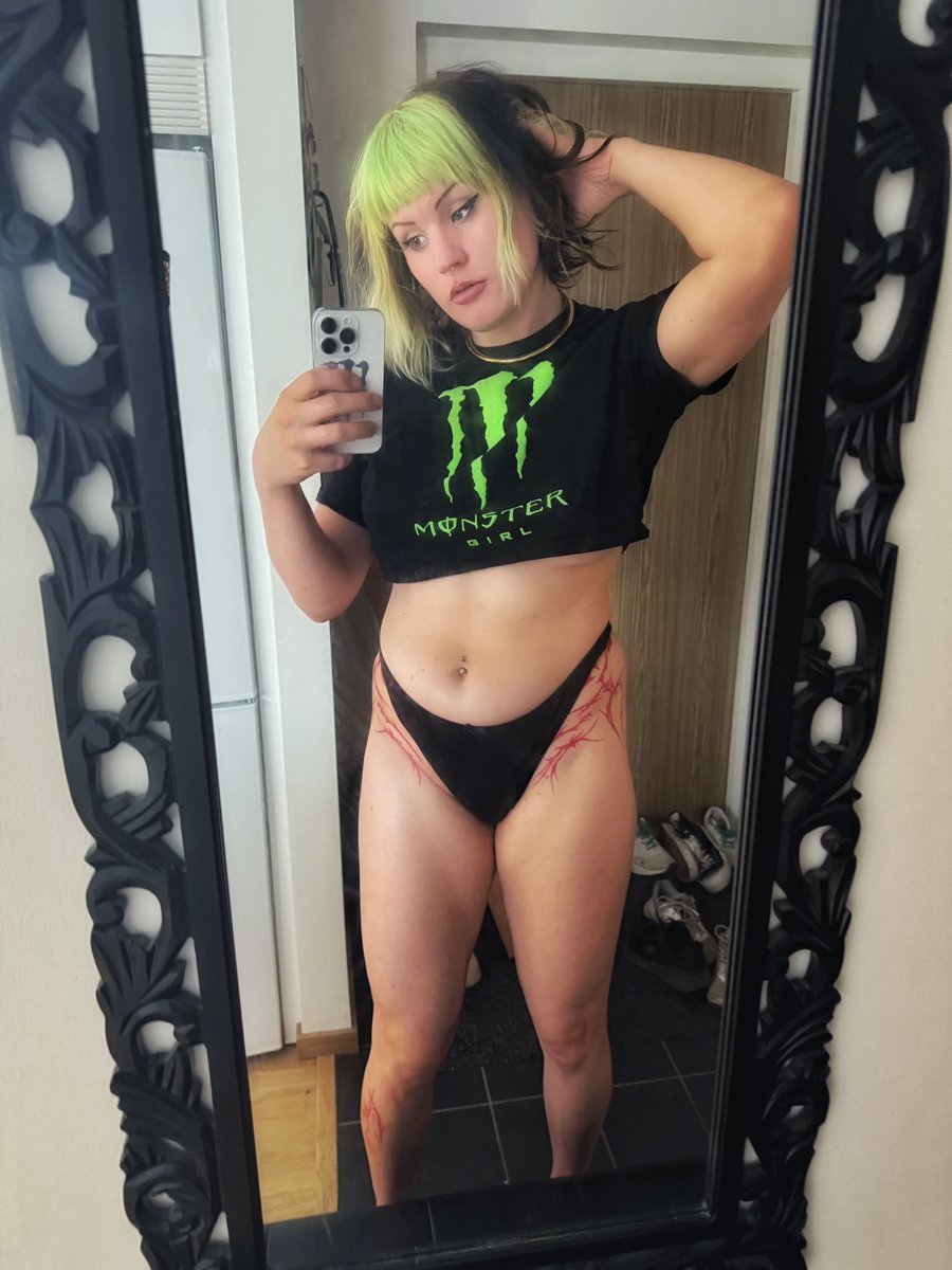 damn_violet's tweet photo. monster girl 🥰 https://t.co/bwoQ6gNOfQ