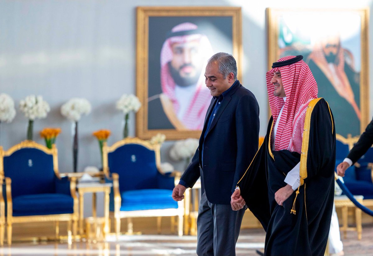 SaudiNews50's tweet photo. وزير الداخلية الباكستاني يصل إلى الرياض، والأمير عبد العزيز بن سعود بن نايف في استقباله.

- https://t.co/2TNgWgS6MH