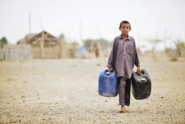 Peynbs's tweet photo. بچه‌های بلوچ حتی دمپایی و آب آشامیدنی و یک سقف ندارن https://t.co/qoJKiTuswe