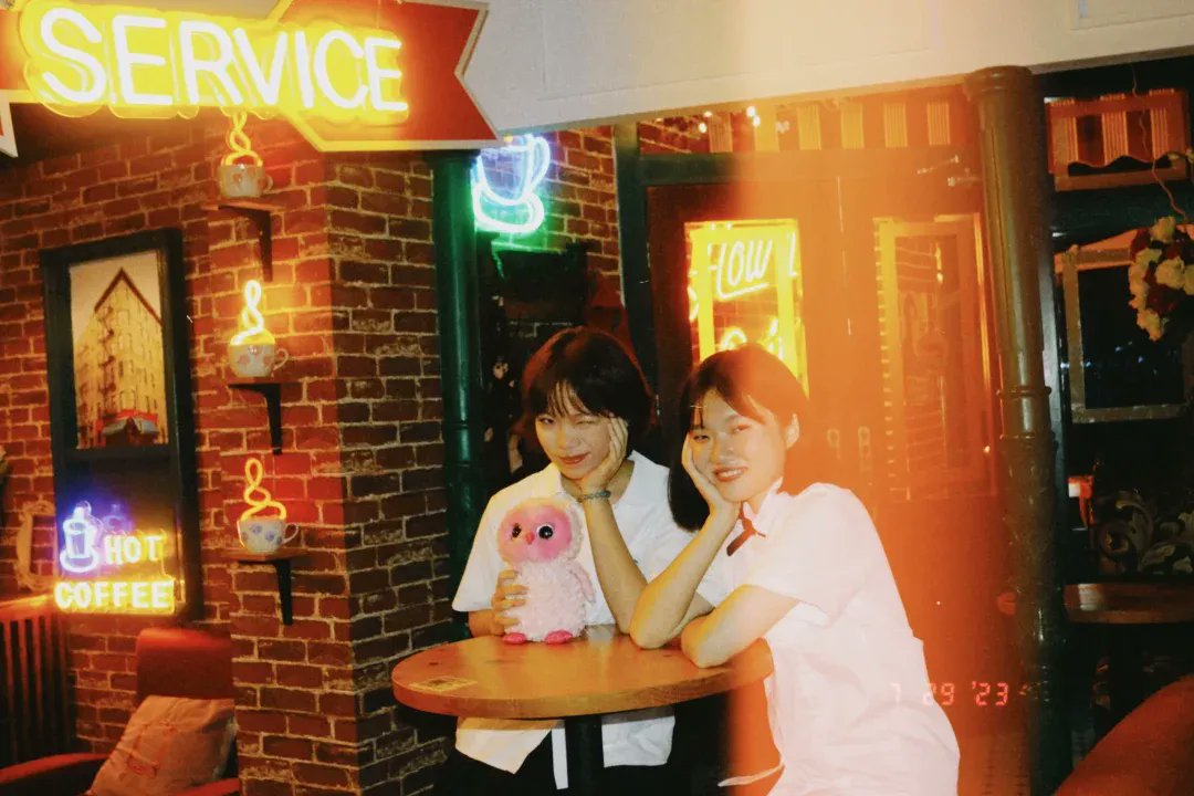 ASU03KE20YU04's tweet photo. Reconnecting with my favorite humans after way too long—laughter’s louder, hugs are tighter, and the memories hit way harder than I expected. Tonight’s perfect. https://t.co/HoNsTFWrUU