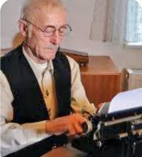 anemlon's tweet photo. Traum von dir
Hermann Hesse

Oft wenn ich zu Bette geh Und die Augen fallen mir zu, Mit nassem Finger klopft am Sims der Regen, Da kommst mir du,. Schlankes zögerndes Reh, Aus Traumländern still entgegen. Wir gehen, oder schwimmen, oder schweben Durch Wald, Ströme, plauderndes Tiergevölk, Durch Sterne und regenbogenfarbenes Gewölk, Ich und du, unterwegs nach dem Heimatland, Von tausend Gestalten und Bildern der Welt umgeben, Bald im Schnee, bald in Sonnenflammen, Bald getrennt, bald nah zusammen Und Hand in Hand.

Am Morgen ist der Traum entflossen, Tief sank er in mich hinein, Ist in mir und doch nicht mein, Schweigend beginn ich den Tag, unfroh und verdrossen,

Aber irgendwo gehn wir auch dann, Ich und du, von Bilderspielen umgeben, Fragend durch ein verzaubertes Leben, Das uns täuschen und doch nicht betrügen kann.

Hermann Hesse 1921