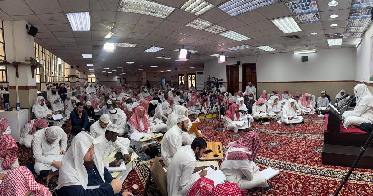 binothemeen's tweet photo. اليوم #الرابع من الدورة #العلمية الخامسة والعشرين، لمعالي الشيخ أ.د. #سامي_الصقير حفظه الله، بجامع الشيخ #ابن_عثيمين رحمه الله تعالى، بحضور أكثر من ٢٠٠ طالب علم من مختلف مناطق #المملكة والدول #العربية و #الإسلامية، في أجواءٍ علميةٍ تسودها الفائدة والتحصيل.
نسأل الله أن يبارك في هذا الجمع المبارك، وأن ينفع بما  فيها من العلم، وأن يجزي معالي شيخنا خير الجزاء، ويوفق طلاب العلم لما يحبه ويرضاه.
