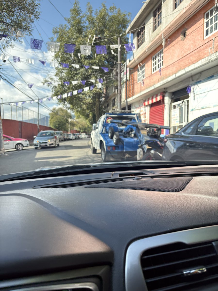 RioverdeVyvyan's tweet photo. @UCS_GCDMX @atencionAlcaldi @cuajimalpa_gob está grúa está estorbando la calle Castillo Ledon esquina Cerrada Adolfo Mateos, referencia Birria Don Chava, Cuajimalpa de Morelos https://t.co/0eGVKK9CaF