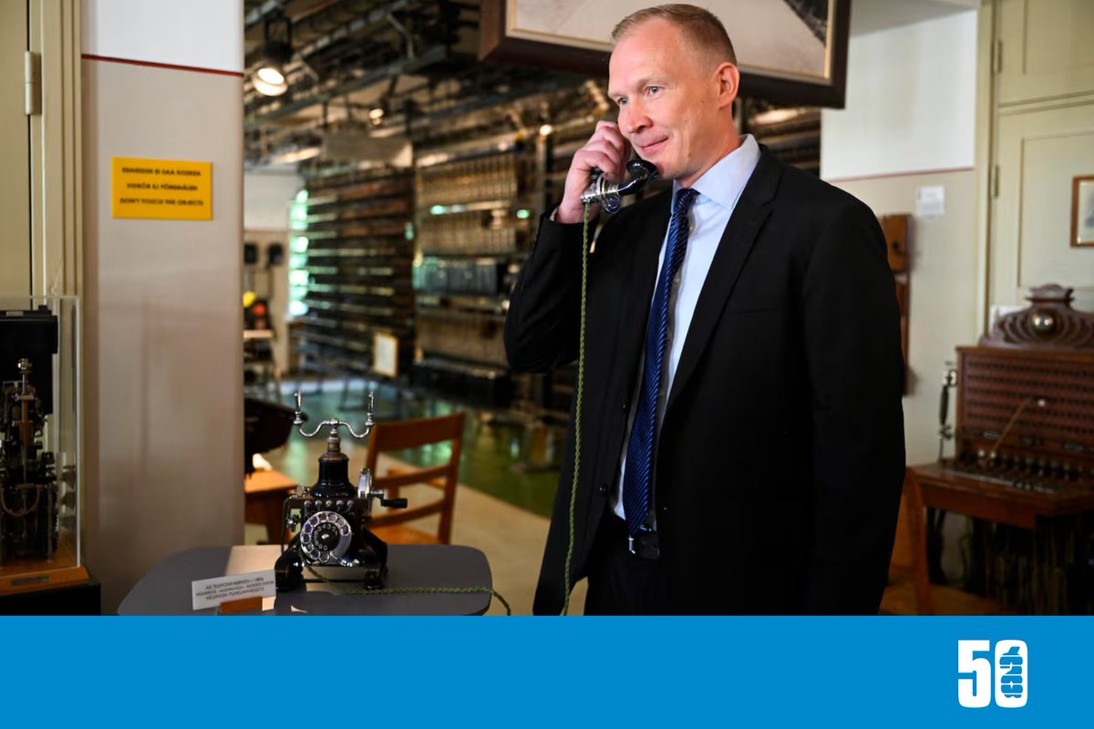 Ambitocom's tweet photo. FINLANDIA SE DESPIDIÓ DEL TELÉFONO FIJO TRAS PRESTAR SERVICIOS POR MÁS DE 140 AÑOS

🇫🇮 Finlandia puso este martes fin a las llamadas telefónicas por línea fija luego de que el operador de la última gran red fija del país clausurara el servicio con una conversación final de carácter simbólico. El país brindó el servicio por más de 140 años.

El cierre se produjo cuando la compañía Elisa, el último gran operador, dejó de prestar este servicio. Por su parte, la última persona en descolgar un teléfono de esa red fue el director de la Agencia Finlandesa de Transporte y Comunicaciones (Traficom), Jarkko Saarimäki, desde el museo telefónico de Elisa, en Helsinki.

Al otro lado de la línea, en Londres, se encontraba el director ejecutivo de Elisa, Topi Manner, quien recordó cuando hizo un curso de idiomas en su país durante su adolescencia en la década de 1980 y solo podía llamar a casa una vez por semana y siempre a una hora previamente acordada para asegurarse de que su familia estuviera presente.

Finlandia -cuna de la empresa pionera de la telefonía móvil Nokia- fue abandonando las líneas fijas desde comienzos de este siglo, a medida que los teléfonos móviles se hicieron cada vez más comunes.

Cuando anunció en enero su decisión de retirar la red de telefonía fija -paso que sus competidores ya habían dado anteriormente-, Elisa señaló que apenas le quedaban unos pocos miles de abonados a este servicio y que llevaba años sin comercializar nuevas líneas.