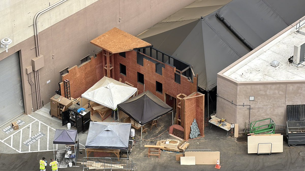 thecalibae's tweet photo. Mummy HHN construction update https://t.co/FJ1DaWfePs