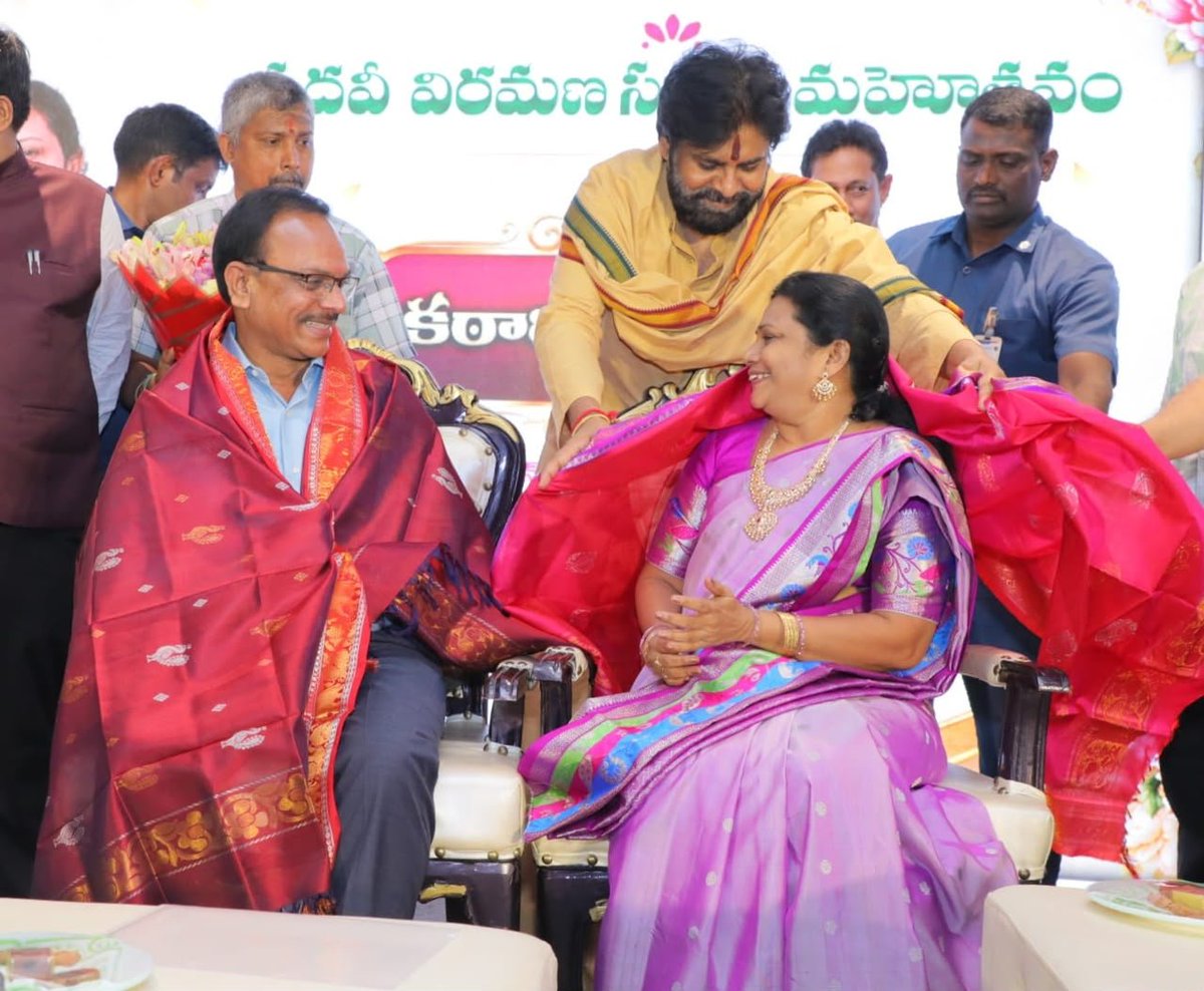 JanaSenaParty's tweet photo. ప్రజల కష్టాలు తీర్చే పవర్‌ హౌస్‌లా పంచాయతీరాజ్ వ్యవస్థ మారాలి

•గత ప్రభుత్వ విజన్ లేని పాలన వల్లే పంచాయతీలు దెబ్బ తిన్నాయి 
•గత రెండేళ్లలో గ్రామ పంచాయతీల ఖాతాల్లోకి నేరుగా రూ.4,200 కోట్లు బదిలీ 
•వ్యవస్థలు బలంగా నడవాలంటే ఉద్యోగుల పాత్రే కీలకం
•ప్రజల కోసం మీరు ఒక అడుగు వేస్తే... మీ కోసం నేను వంద అడుగులు వేస్తా
•మనం చేసే ప్రతి పనిలో పారదర్శకత ఉండాలి 
• ⁠శ్రీ వెంకట కృష్ణ గారి లాంటి అధికారుల వల్లే ప్రభుత్వ వ్యవస్థలపై ప్రజలకు నమ్మకం పెరుగుతుంది
•పంచాయతీరాజ్ వ్యవస్థలో ఆయన ఎన్నో సంస్కరణలు  తీసుకువచ్చారు 
•ప్రభుత్వ అదనపు కార్యదర్శి శ్రీ కె. వెంకటకృష్ణ గారి పదవీ విరమణ కార్యక్రమంలో ఉప ముఖ్యమంత్రివర్యులు శ్రీ @PawanKalyan గారు
