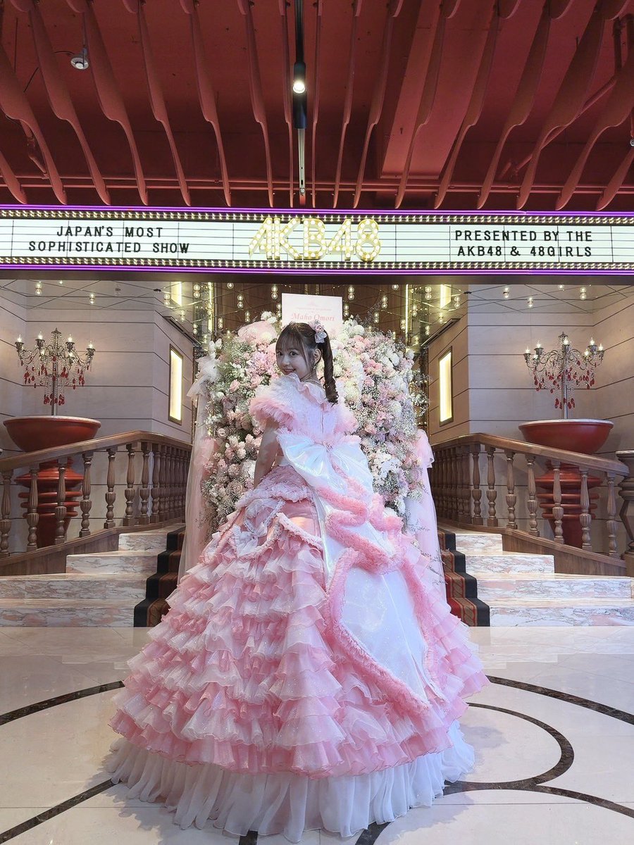 bratzyujin's tweet photo. genuinely one of the prettiest grad dresses.. shinobu san you never miss https://t.co/ITjt5MZaZK