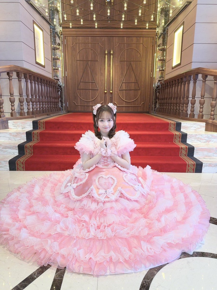 bratzyujin's tweet photo. genuinely one of the prettiest grad dresses.. shinobu san you never miss https://t.co/ITjt5MZaZK