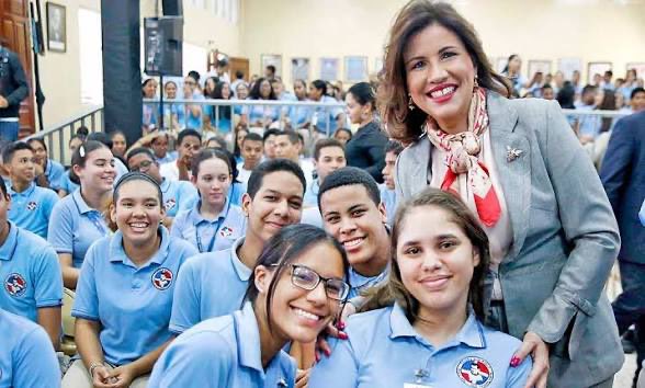margaritacdf's tweet photo. En el Día del Maestro, rendimos homenaje a quienes tienen en sus manos la tarea más noble: formar ciudadanos, despertar conciencia y sembrar esperanza a través de la educación.

Este día adquiere un significado especial al recordar también el natalicio del profesor Juan Bosch, maestro por excelencia, educador, escritor y líder que hizo de la enseñanza un instrumento para transformar la sociedad. Su legado trascendió las aulas y quedó plasmado en su visión de una política fundamentada en la ética, el conocimiento y el servicio al pueblo, principios que inspiraron la fundación del Partido de la Liberación Dominicana.

A todas las maestras y maestros dominicanos, gracias por su entrega y por seguir formando generaciones que construirán el futuro de nuestra nación. Educar es el acto de amor y compromiso más grande con un país.

 ¡Feliz Día del Maestro!